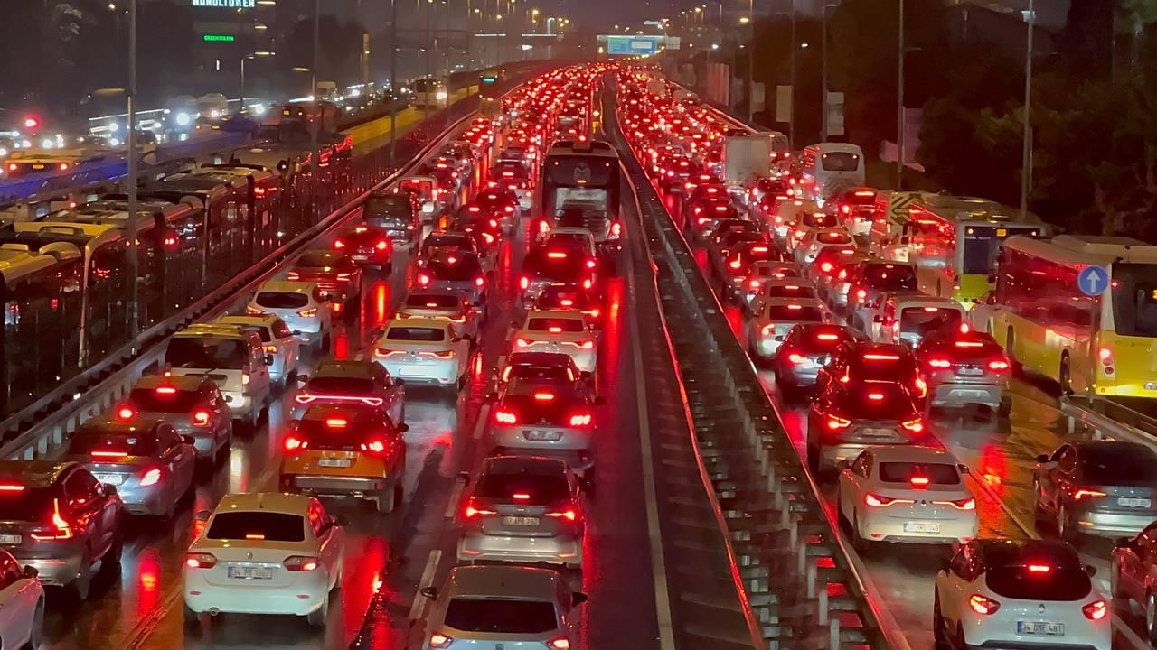 İstanbul'da yağmurlu akşamda D-100'de oluşan araç kuyruğu