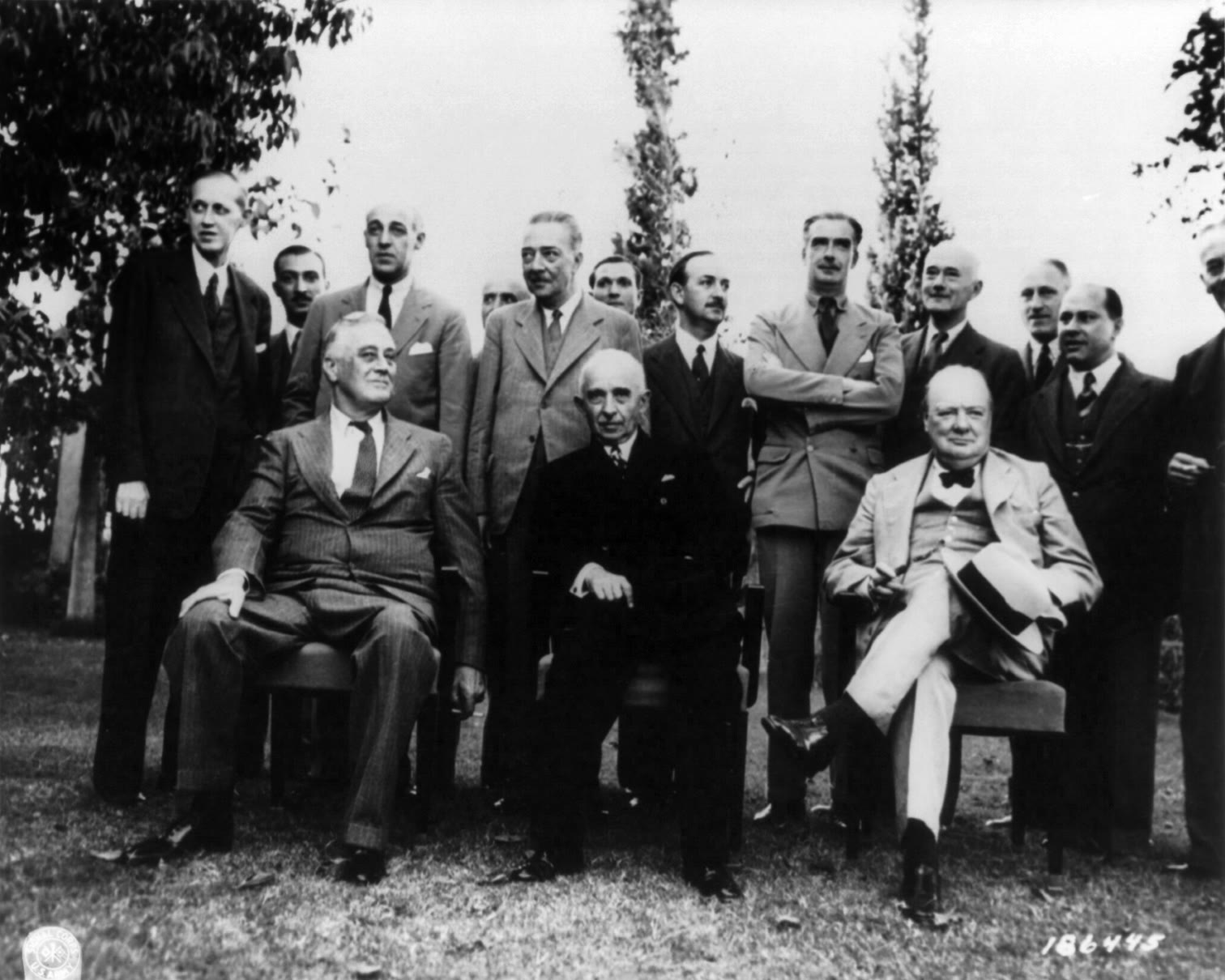 Roosevelt, İnönü ve Churchill, Aralık 1943'te Kahire'de (arşiv)