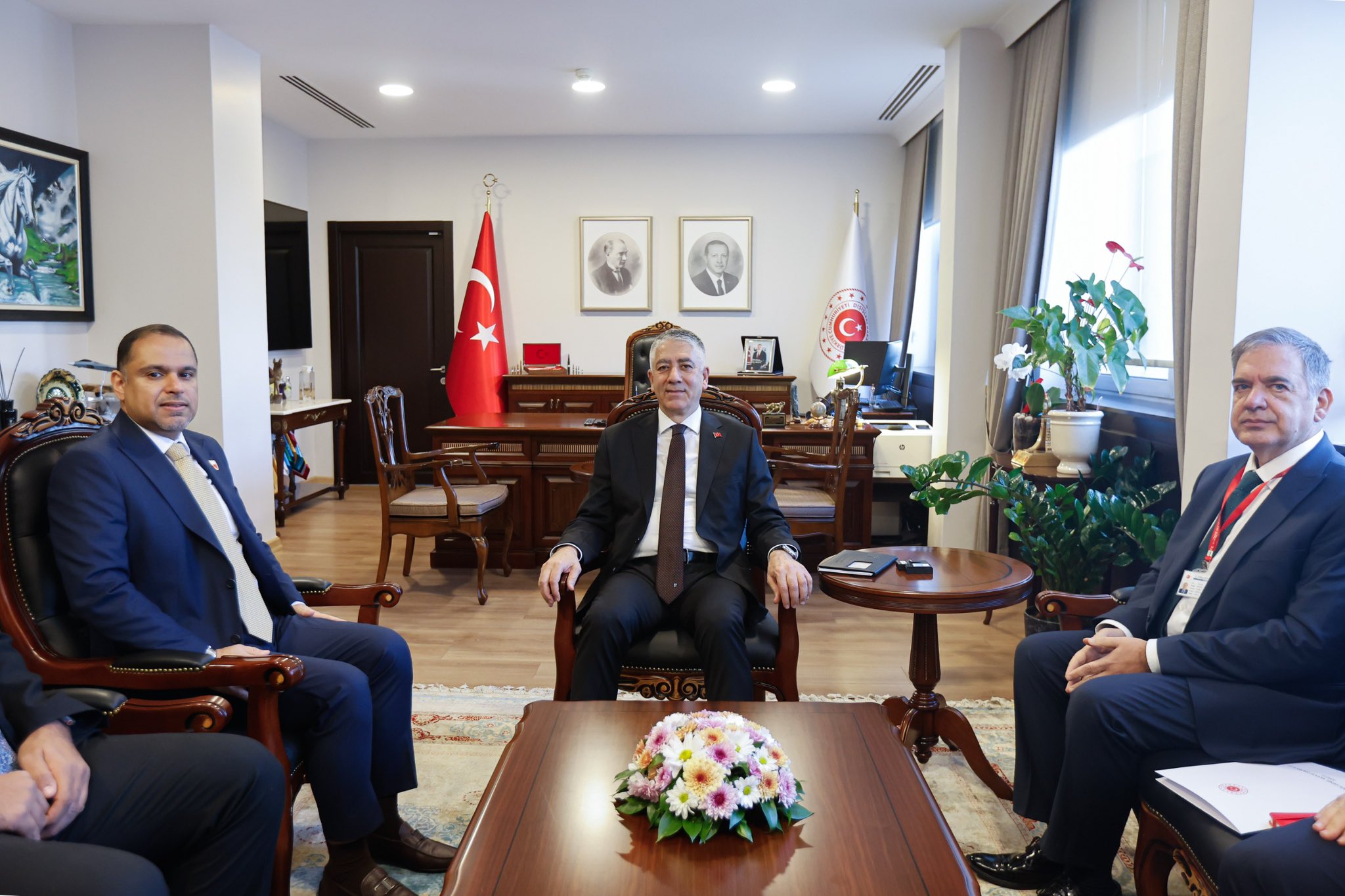 Özel ile Büyükelçi Marzooq arasındaki görüşmeden bir kare