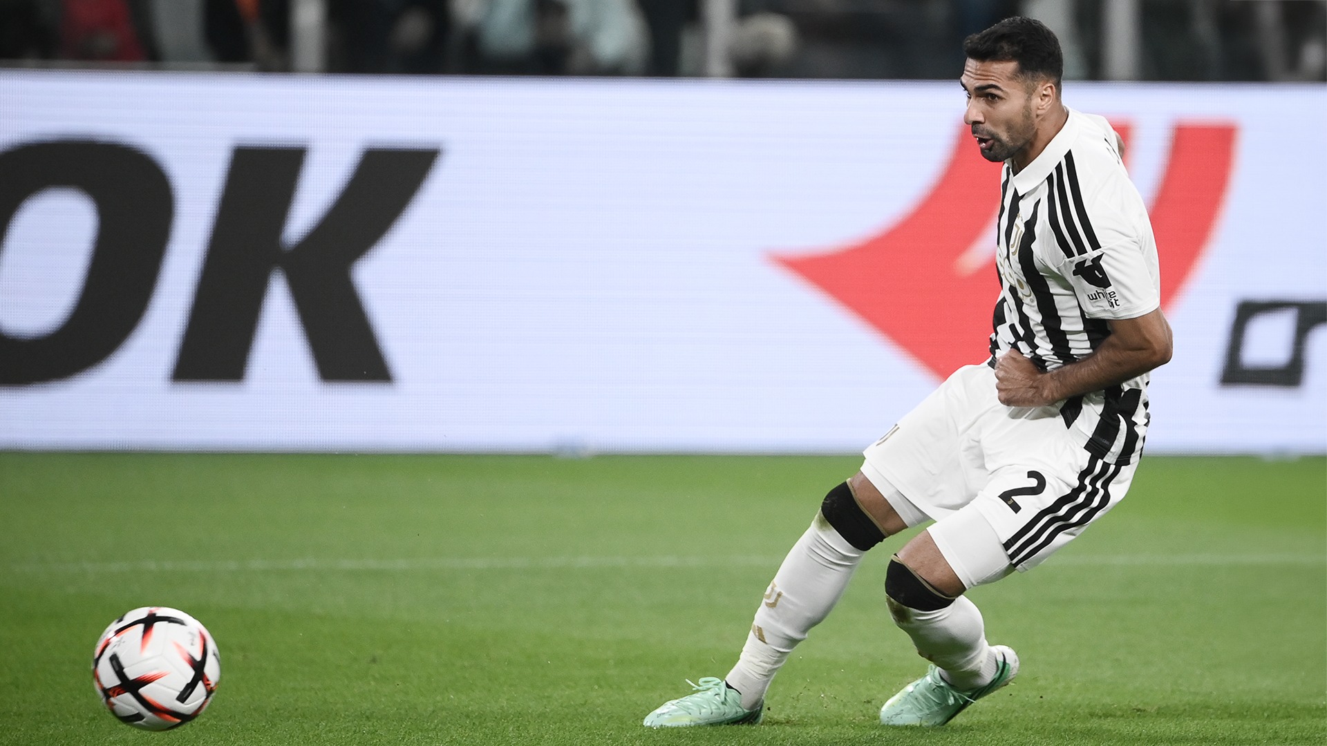 Juventus forması giyen milli futbolcu Zeki Çelik