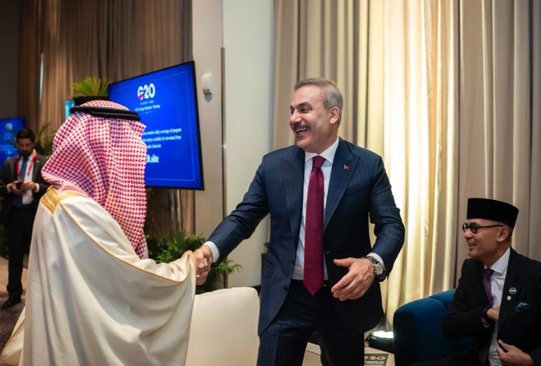 Fidan ve Faysal bin Ferhan, G20 Dışişleri Bakanları Toplantısı marjında tokalaşırken