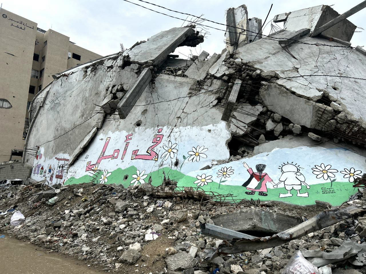 Gazze'de Sevra Caddesi'nde bombalanan bir binadaki duvar resmi (Şubat 2025)