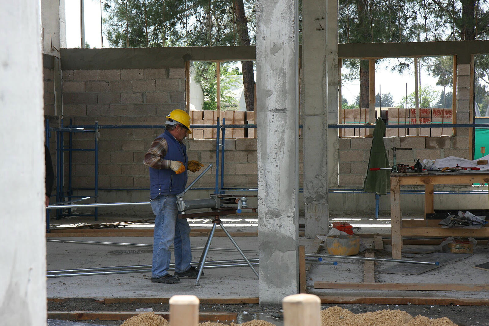 A worker at a construction site (archive)
