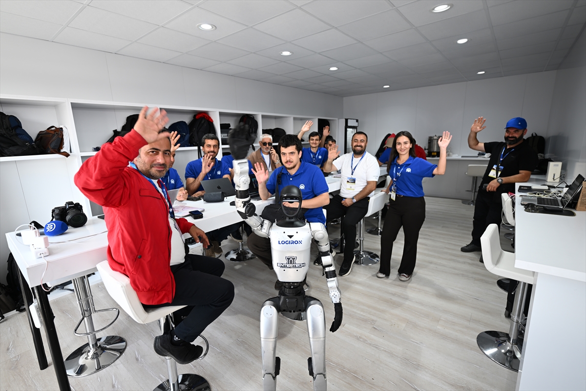 İnsansı robot Jivan, Anadolu Ajansının festival alanındaki editoryal merkezinde