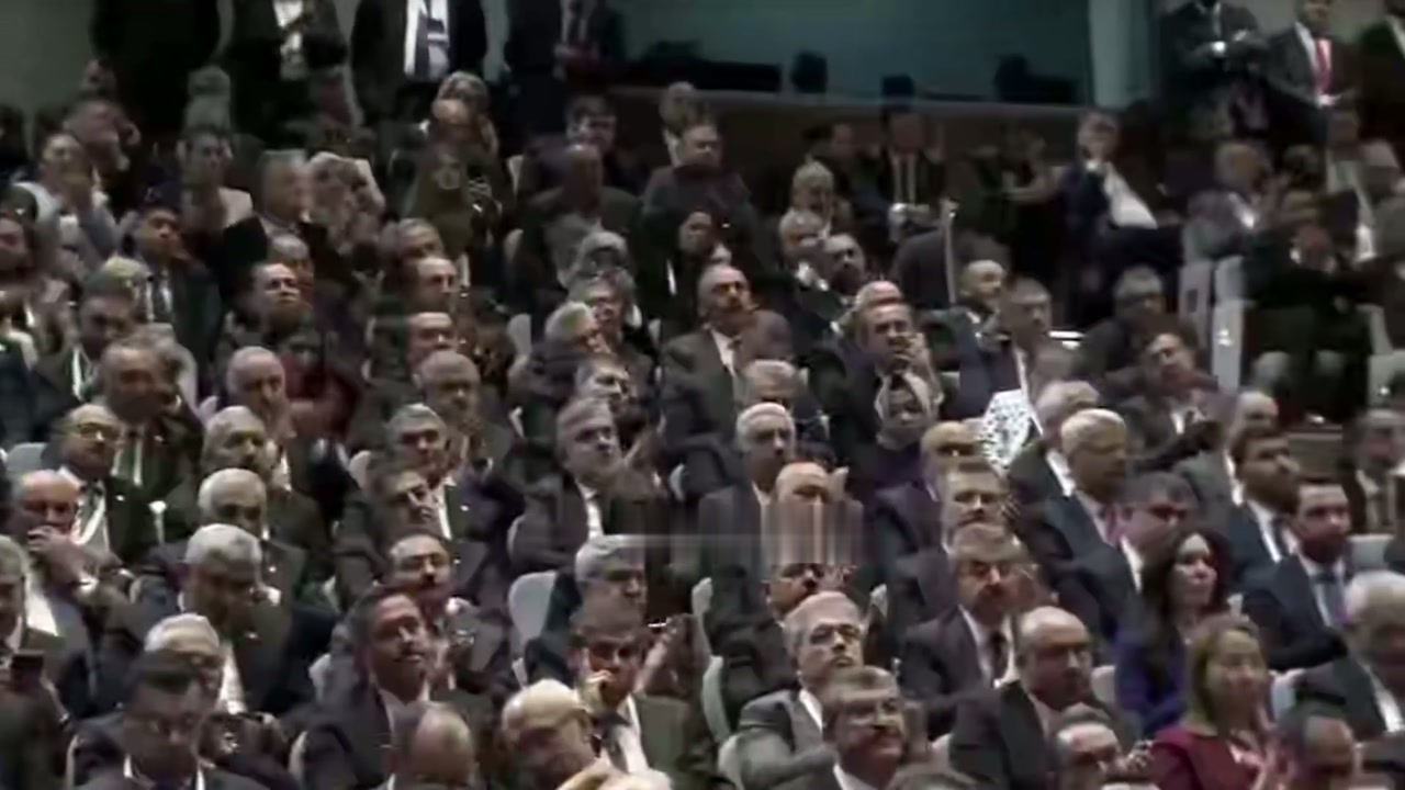 AK Parti Kongre Merkezi'ndeki toplantıya katılan milletvekilleri