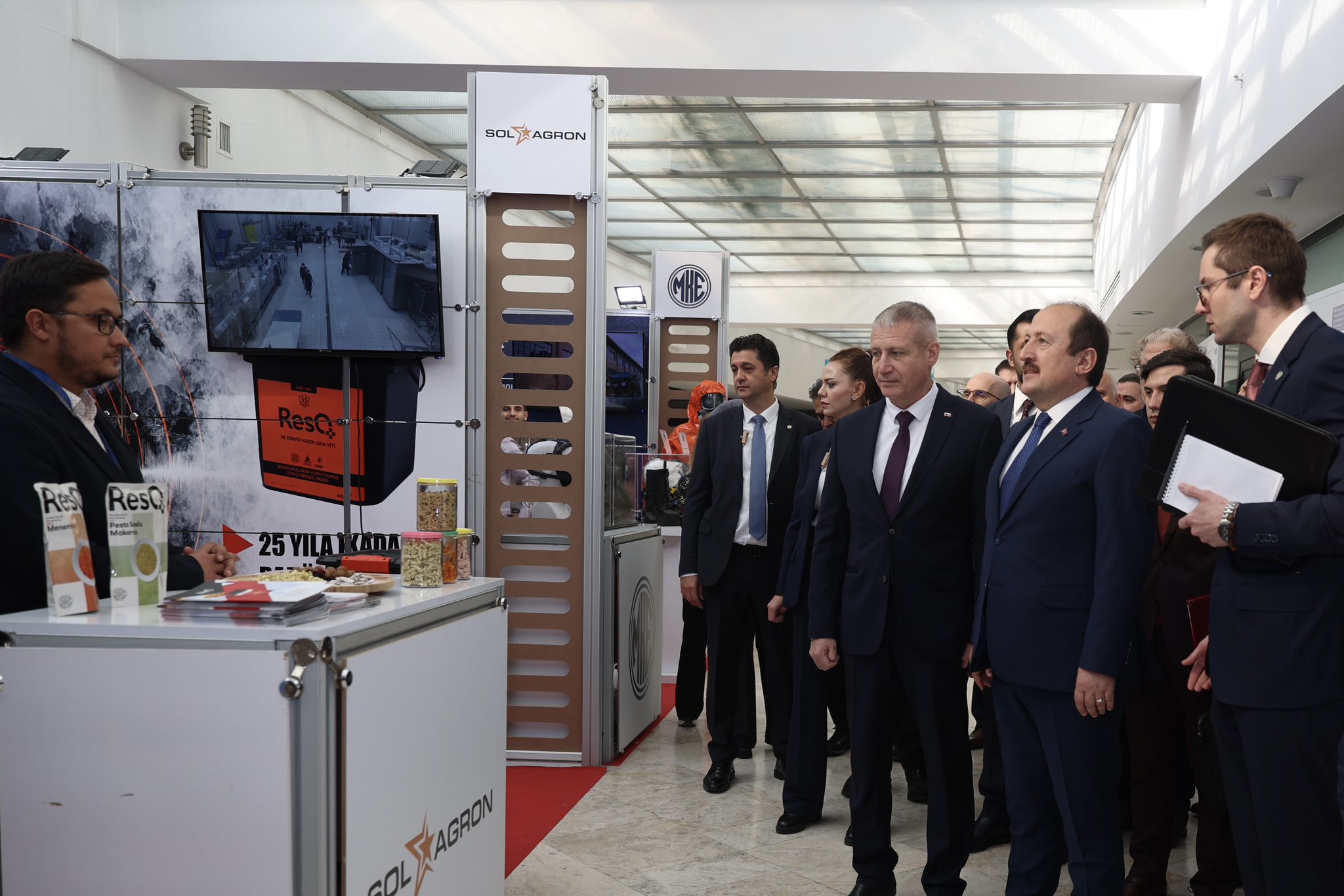 الوفد يزور معرض المؤتمر