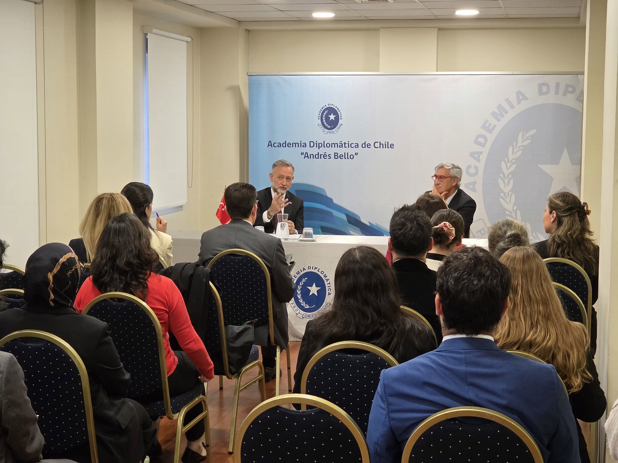 Gümrükçü speaks at the Andrés Bello Diplomatic Academy