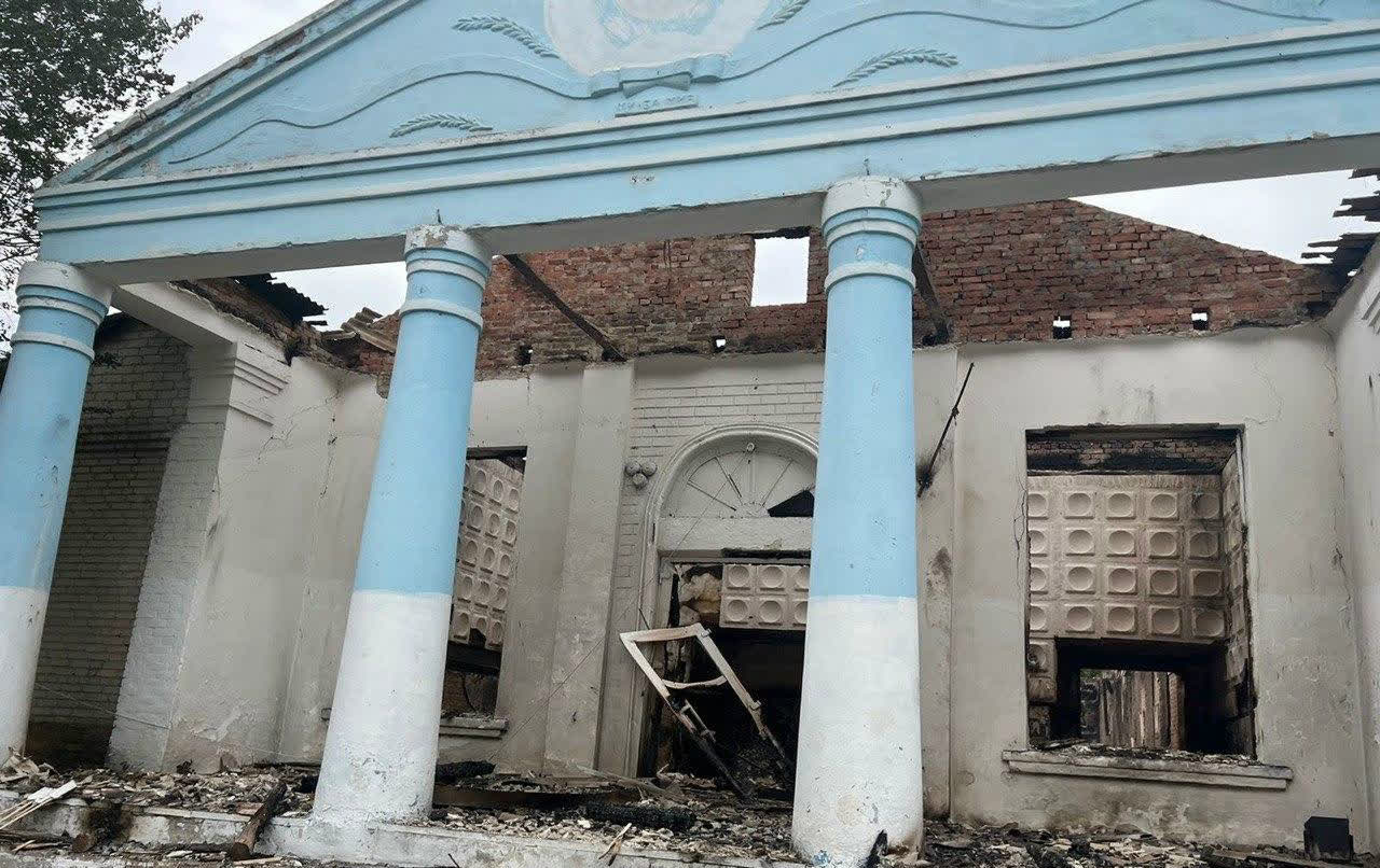 Donetsk bölgesinde hasar gören bir bina (arşiv, 2022)