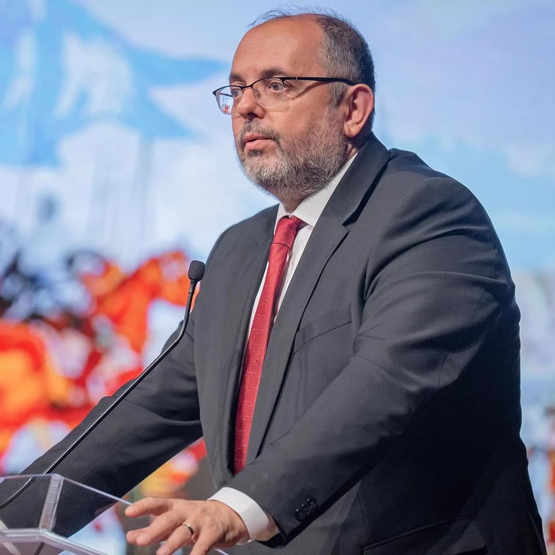 Prof. Dr. Erhan Afyoncu ile Türkiye, Azerbaycan ve Türkmenistan bayrakları
