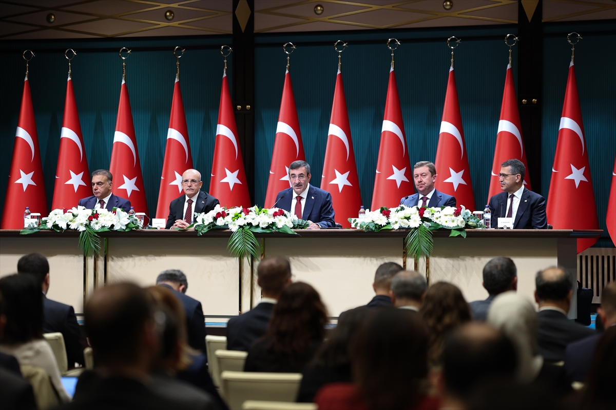 Cevdet Yılmaz, ekonomi yönetimiyle birlikte basın toplantısında
