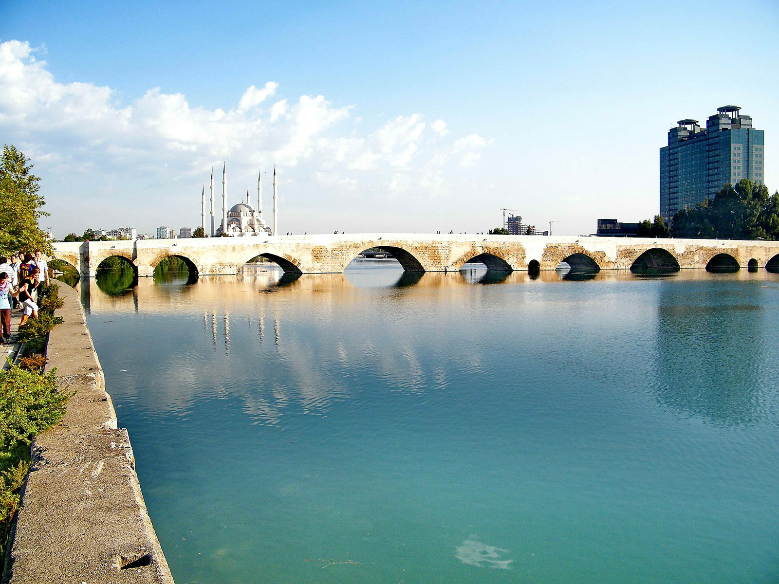 Adana'daki tarihi Taşköprü ve Seyhan Nehri (arşiv)