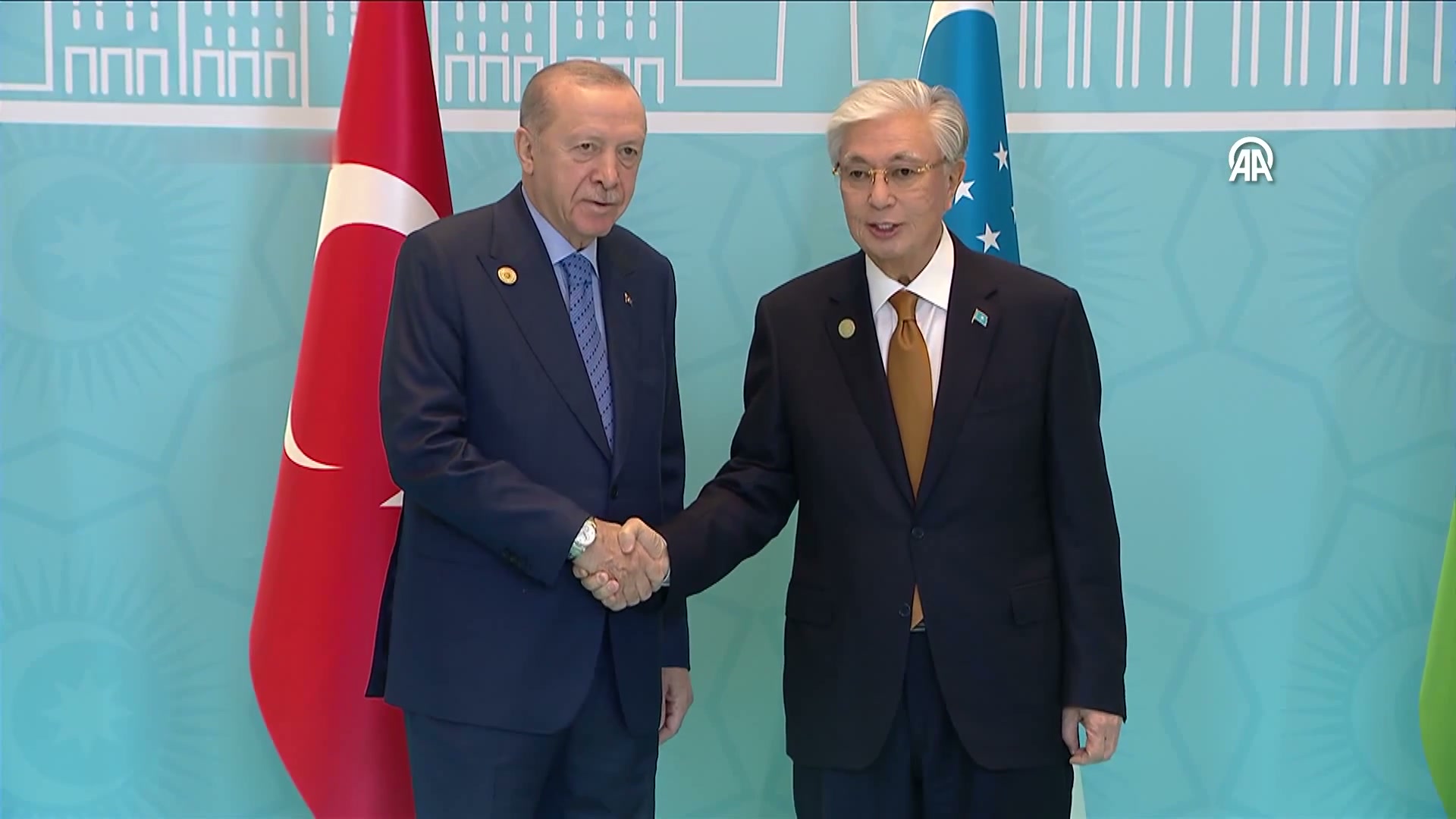 Cumhurbaşkanı Erdoğan, TDT Zirvesi'ne gelen Kazakistan Cumhurbaşkanı Tokayev'i karşılarken