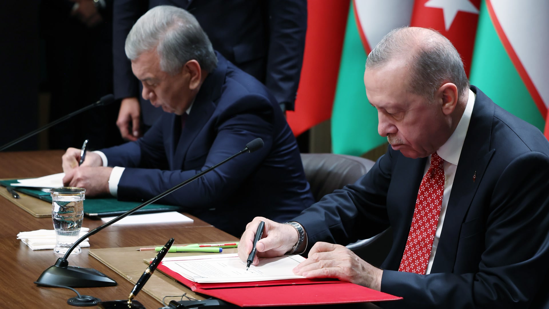 Erdoğan ve Mirziyoyev, Külliye'deki imza töreninde anlaşmayı imzalıyor