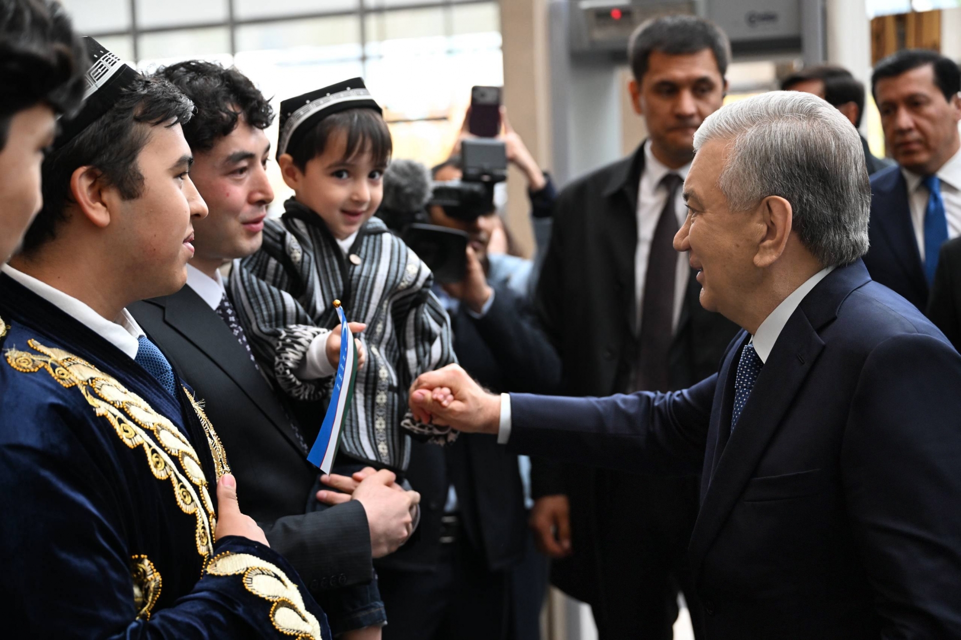 Mirziyoyev, Özbekistan bayrağı taşıyan bir çocuğu selamladı