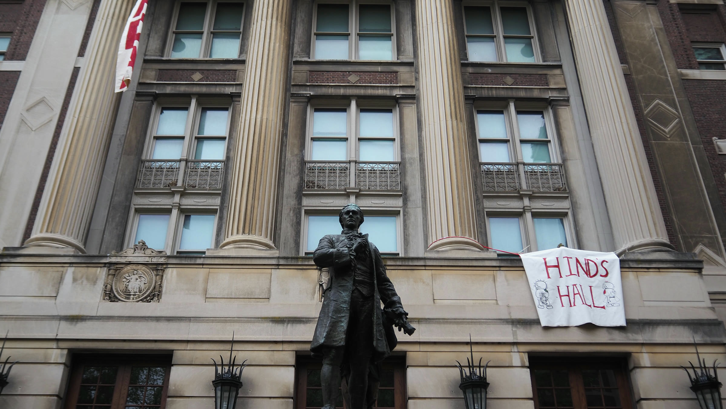 Hamilton Hall Колумбийского университета, которому студенты дали название «Hind's Hall» (архив)