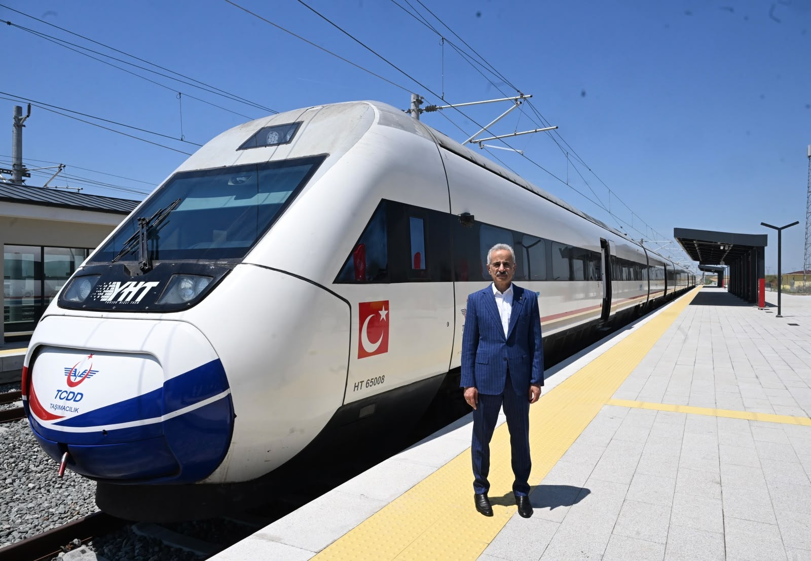Ulaştırma ve Altyapı Bakanı Abdulkadir Uraloğlu, hızlı tren önünde