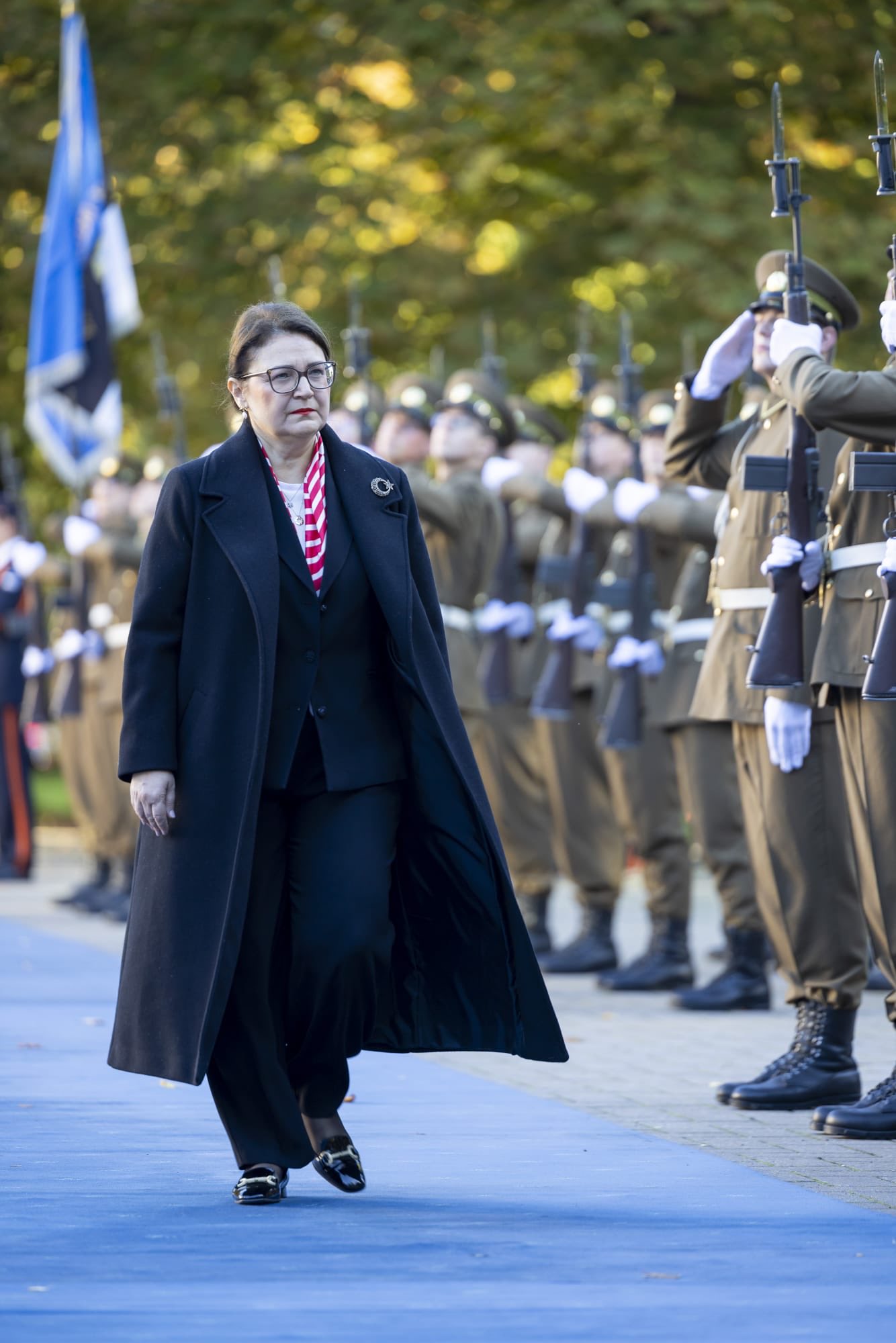 Büyükelçi Özçeri, Tallinn'deki törende askeri tören kıtasını selamlarken