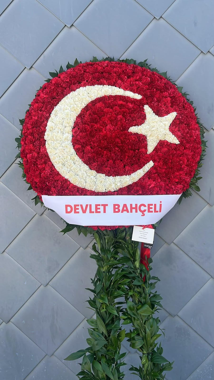 Bahçeli'nin gönderdiği ay yıldızlı çiçek aranjmanı