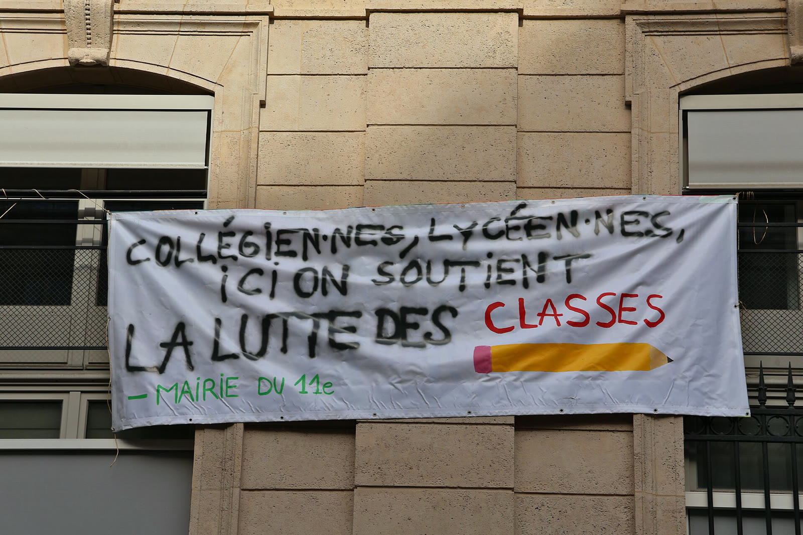 Paris 11. bölge belediyesine asılan öğrencilere destek pankartı