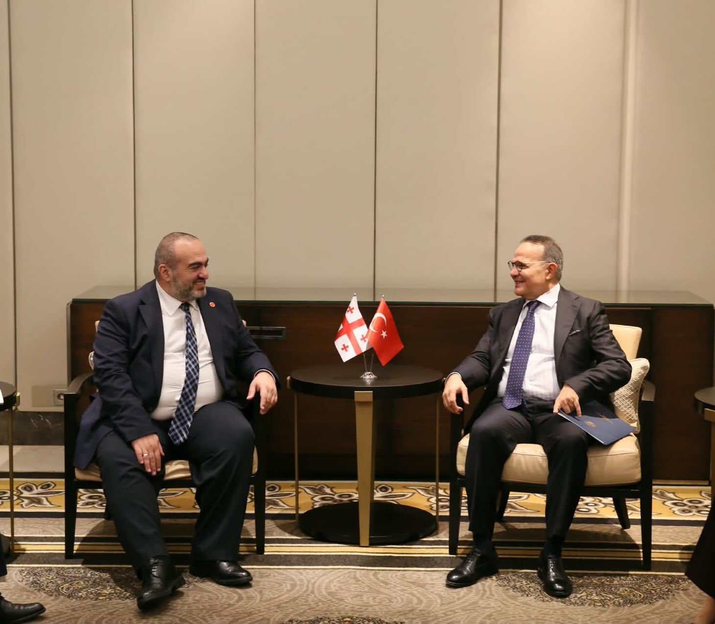 بوزاي مع نائب وزير الخارجية الجورجي لاشا دارساليا