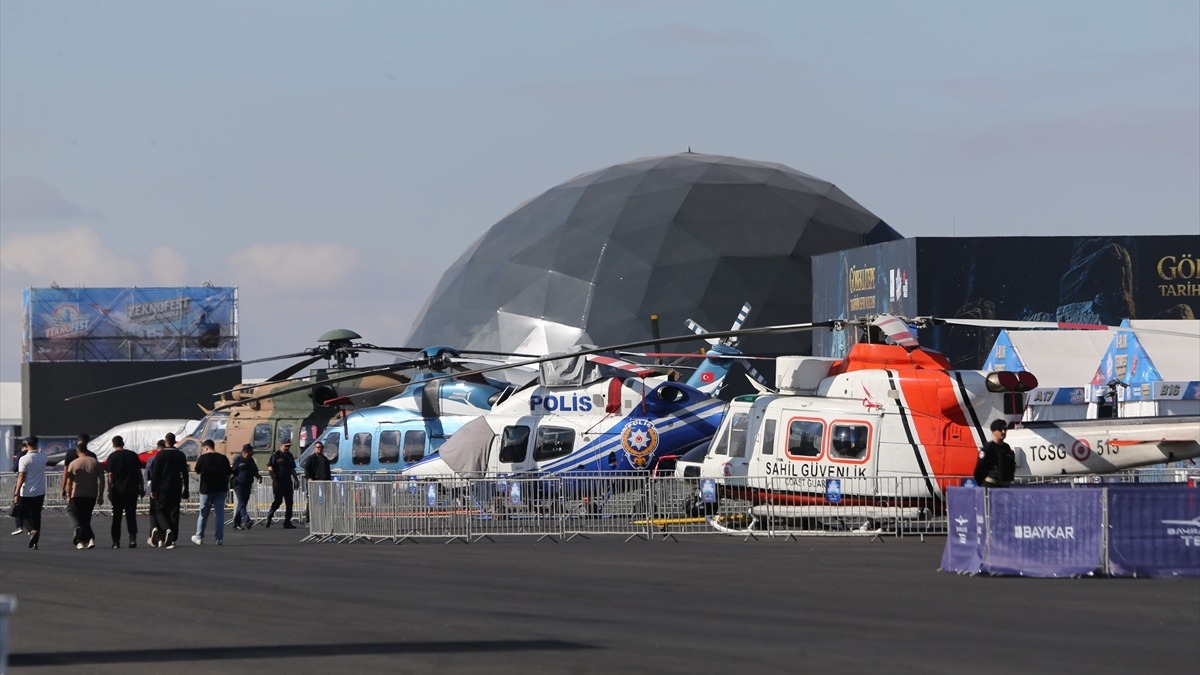 Festival alanında sergilenen helikopterler