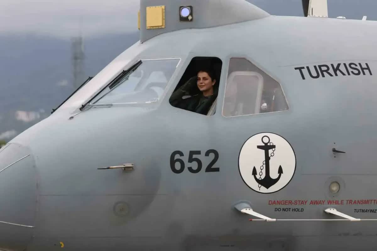Aydın, görev yaptığı uçağın kokpitinden