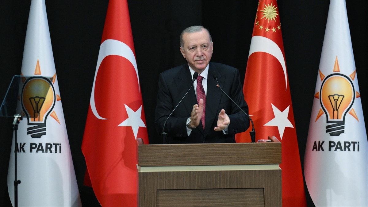 Erdoğan konuşmasının ardından salonu alkışlıyor