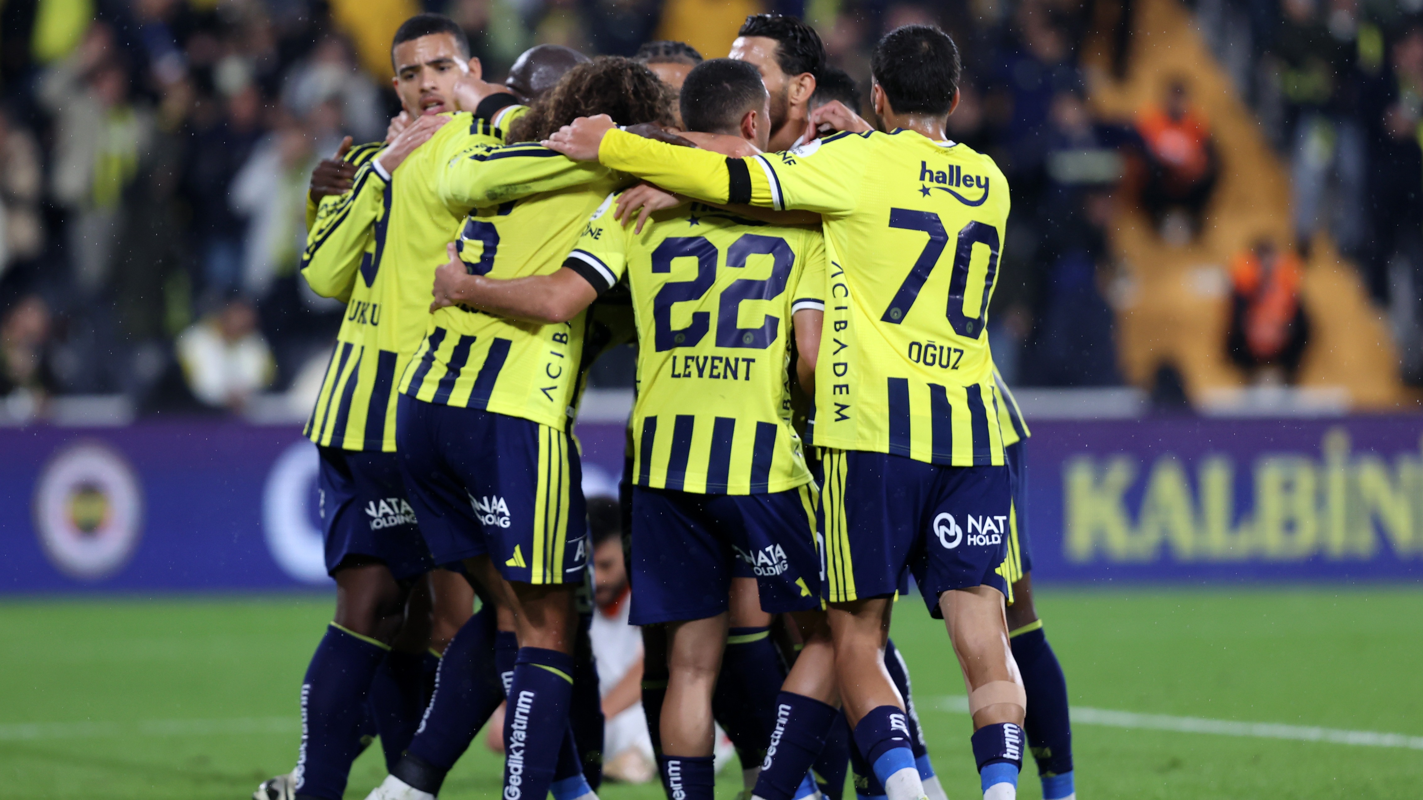 Fenerbahçeli futbolcuların gol sevinci (arşiv)