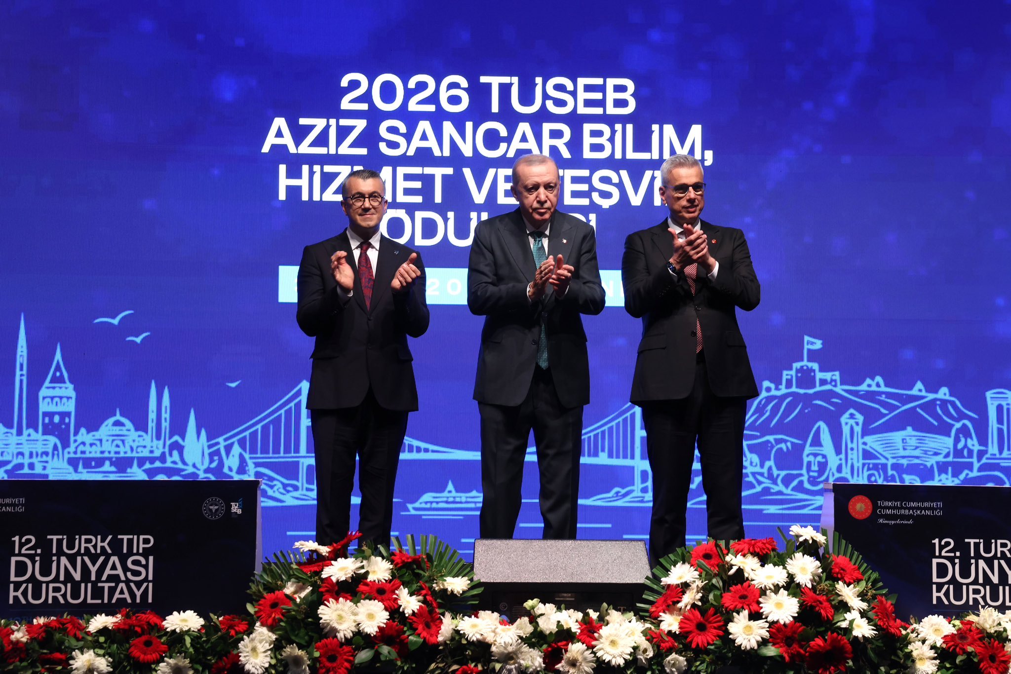 Cumhurbaşkanı Erdoğan, 2026 TÜSEB Ödülleri töreninde sahnede