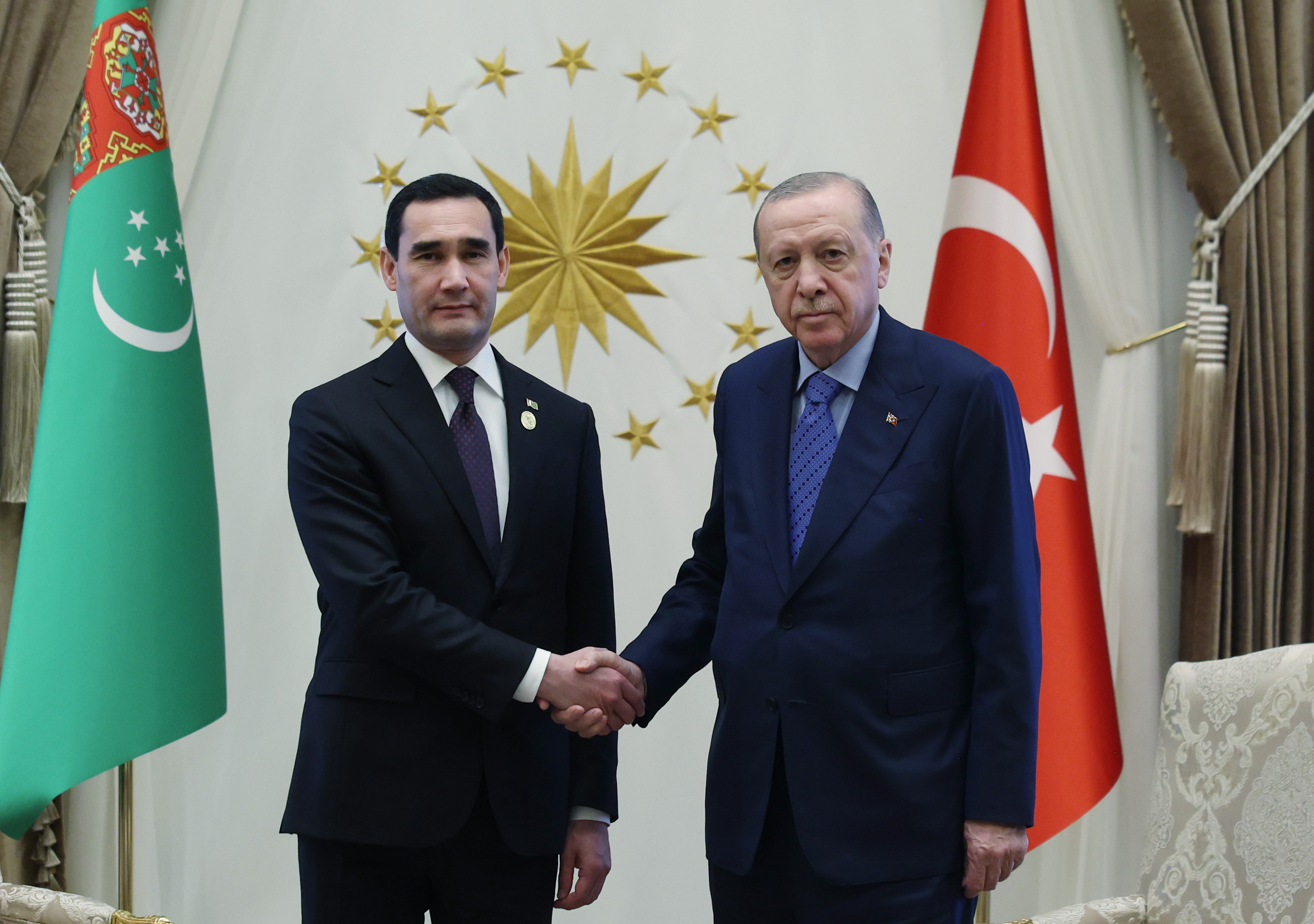 أردوغان ومحمدوف قبل اجتماعهما في المجمع الرئاسي