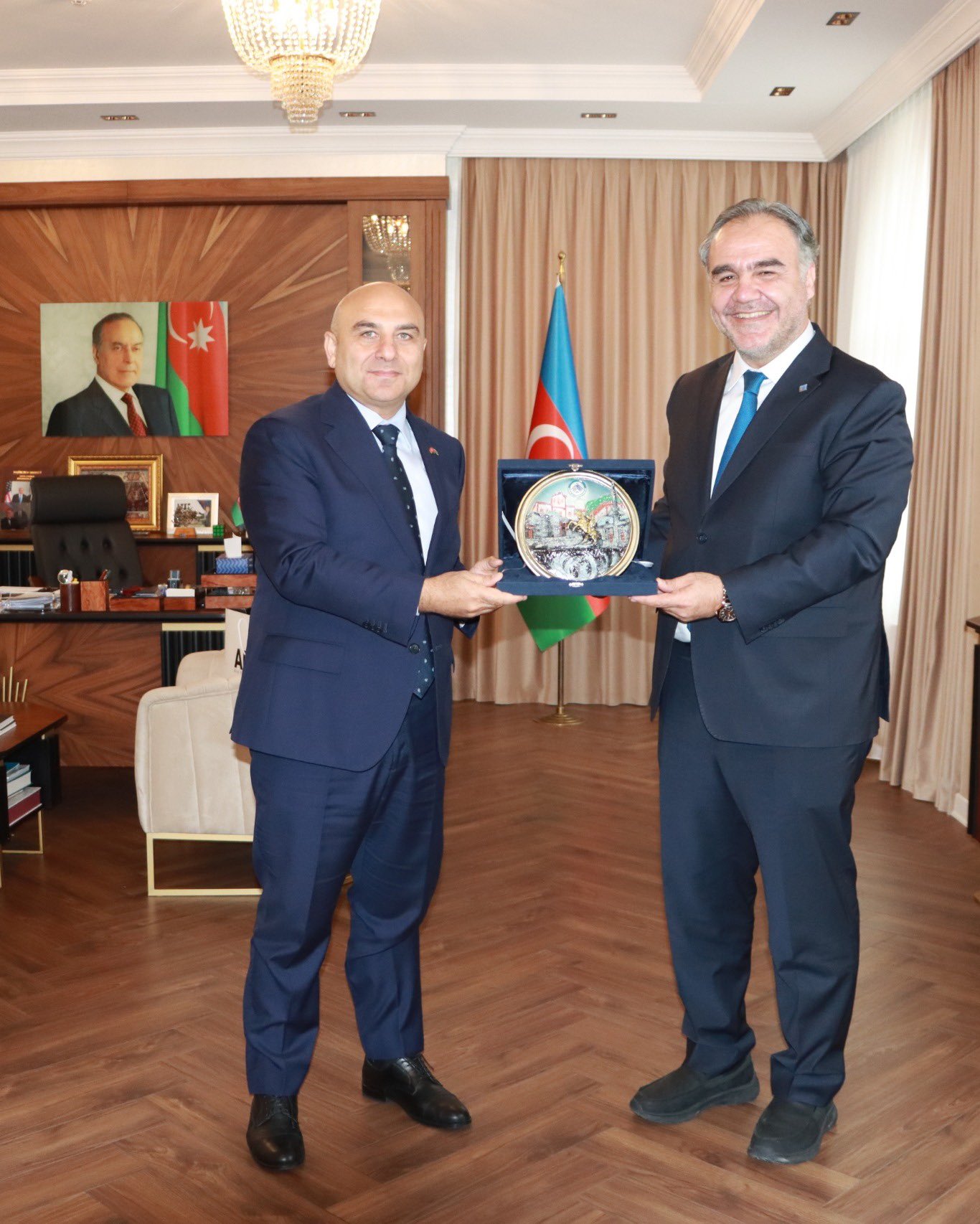 Görüşmede hatıra takdimi