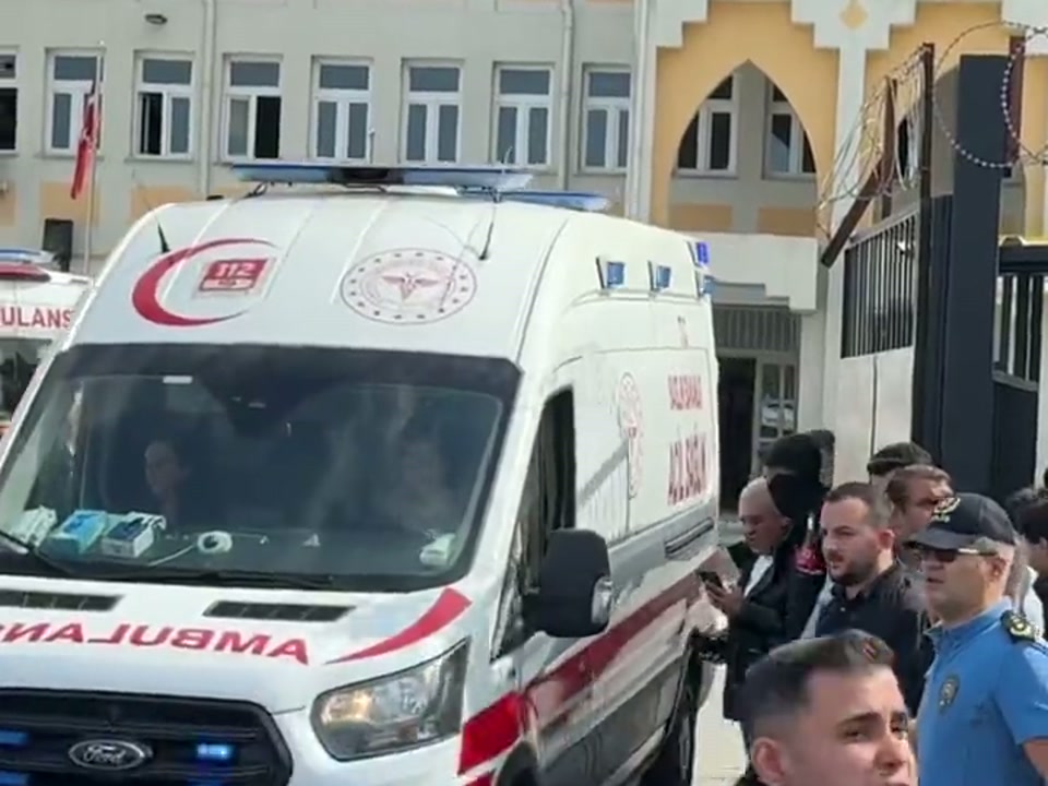 Sezai Karakoç Anadolu Lisesi'nin kapısında bekleyen ambulans