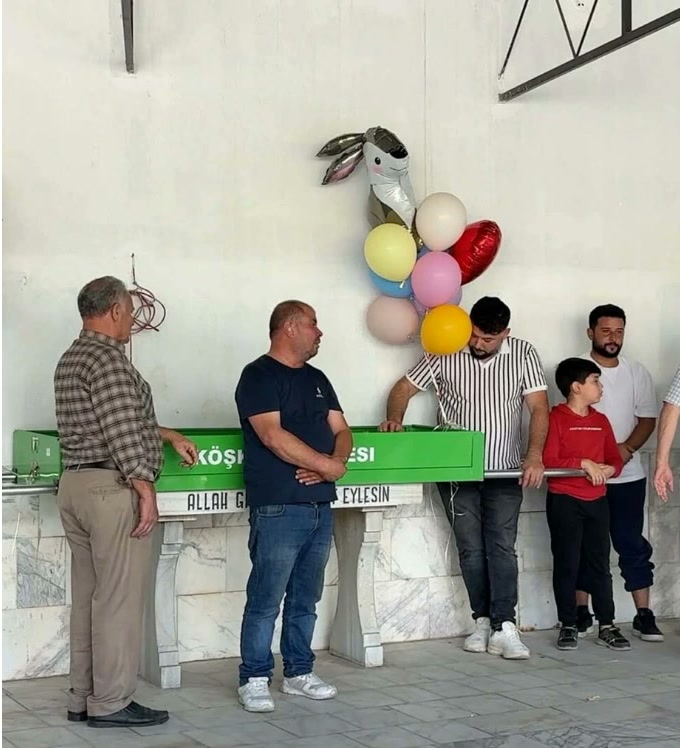 Ada'nın rengârenk balonlar bağlanan tabutu, cenaze namazı öncesinde