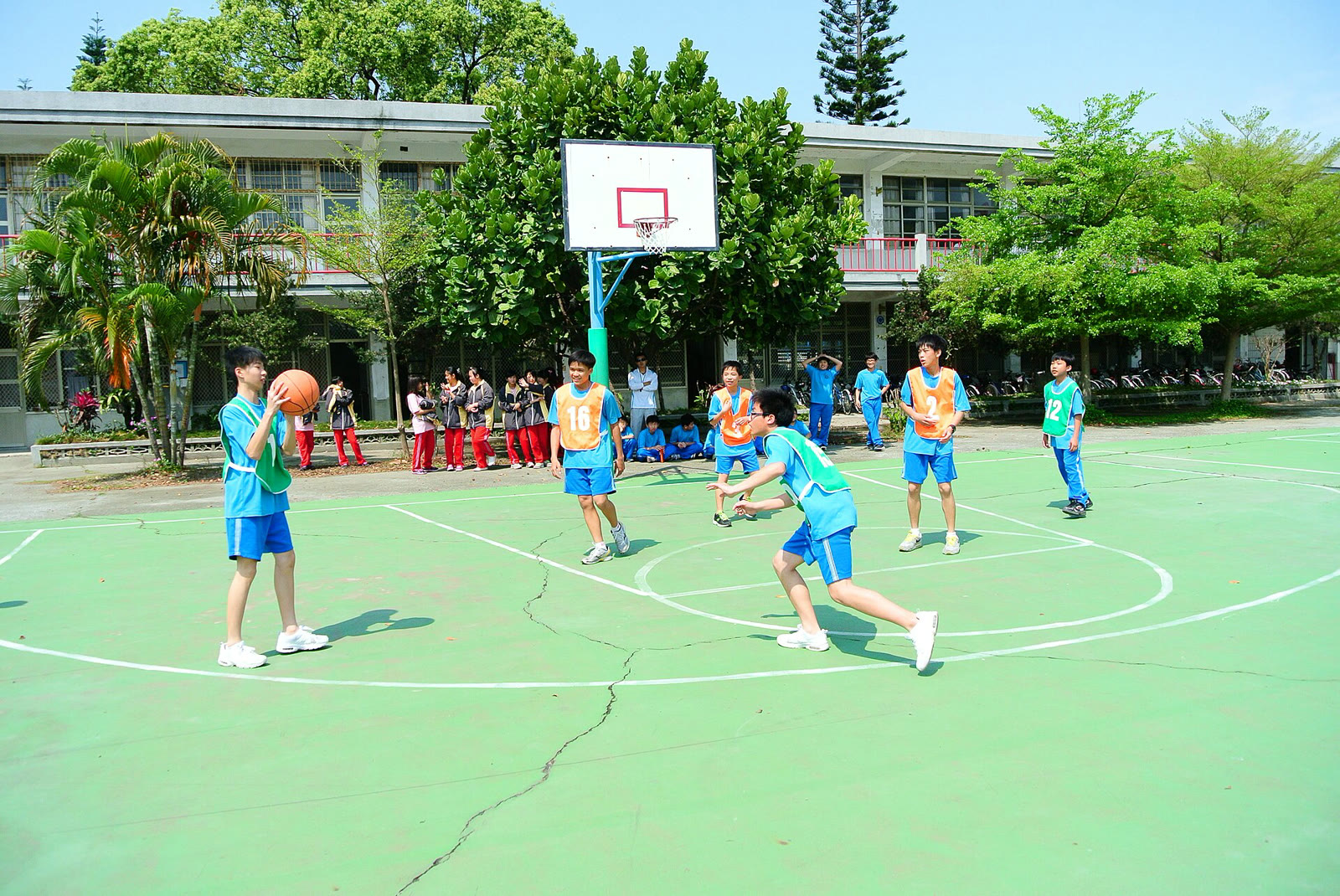 Gençler arasında oynanan bir basketbol maçı (arşiv)