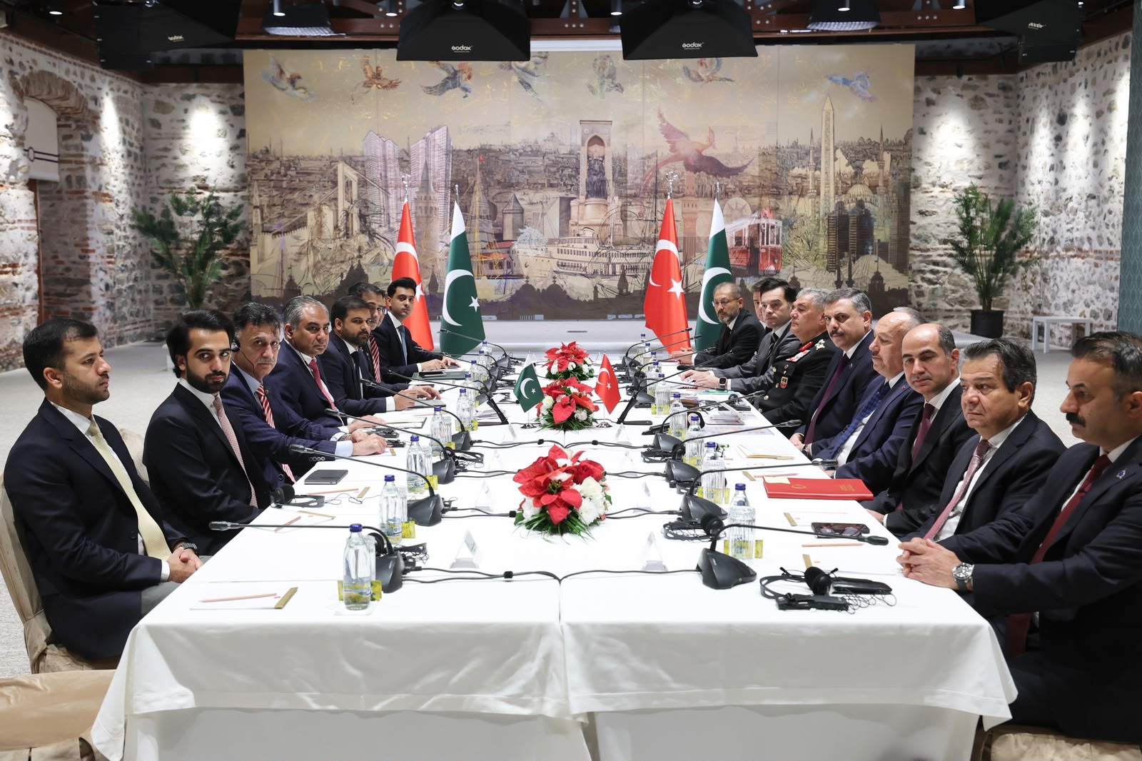 Türkiye ve Pakistan heyetleri arasındaki görüşme