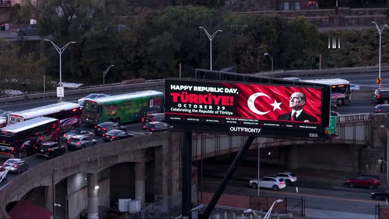 شاشة رقمية عند مدخل نفق لينكولن في نيويورك تحمل عبارة "Happy Republic Day Türkiye"