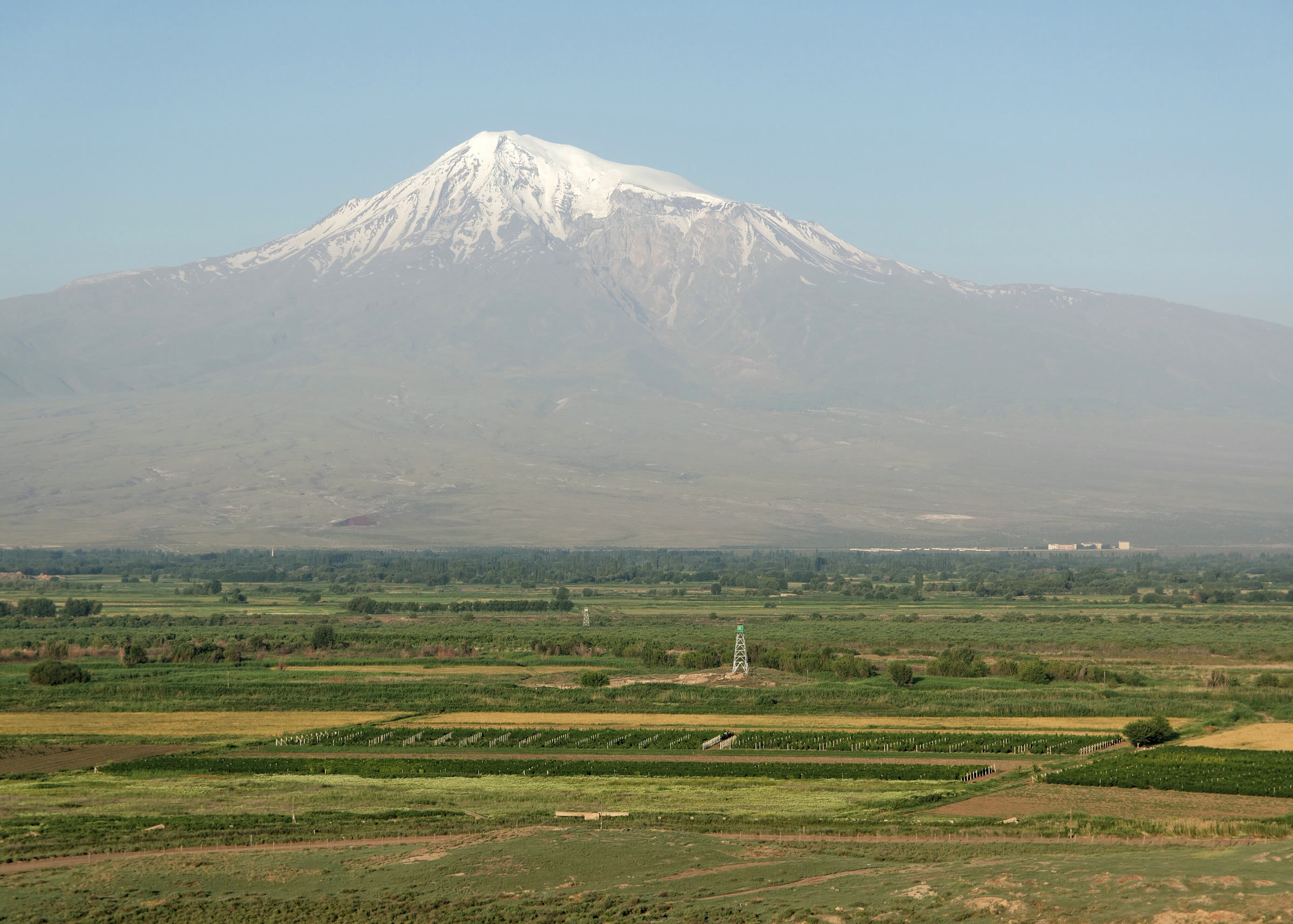 Türkiye-Ermenistan sınırındaki Ağrı Dağı ve Ararat Ovası