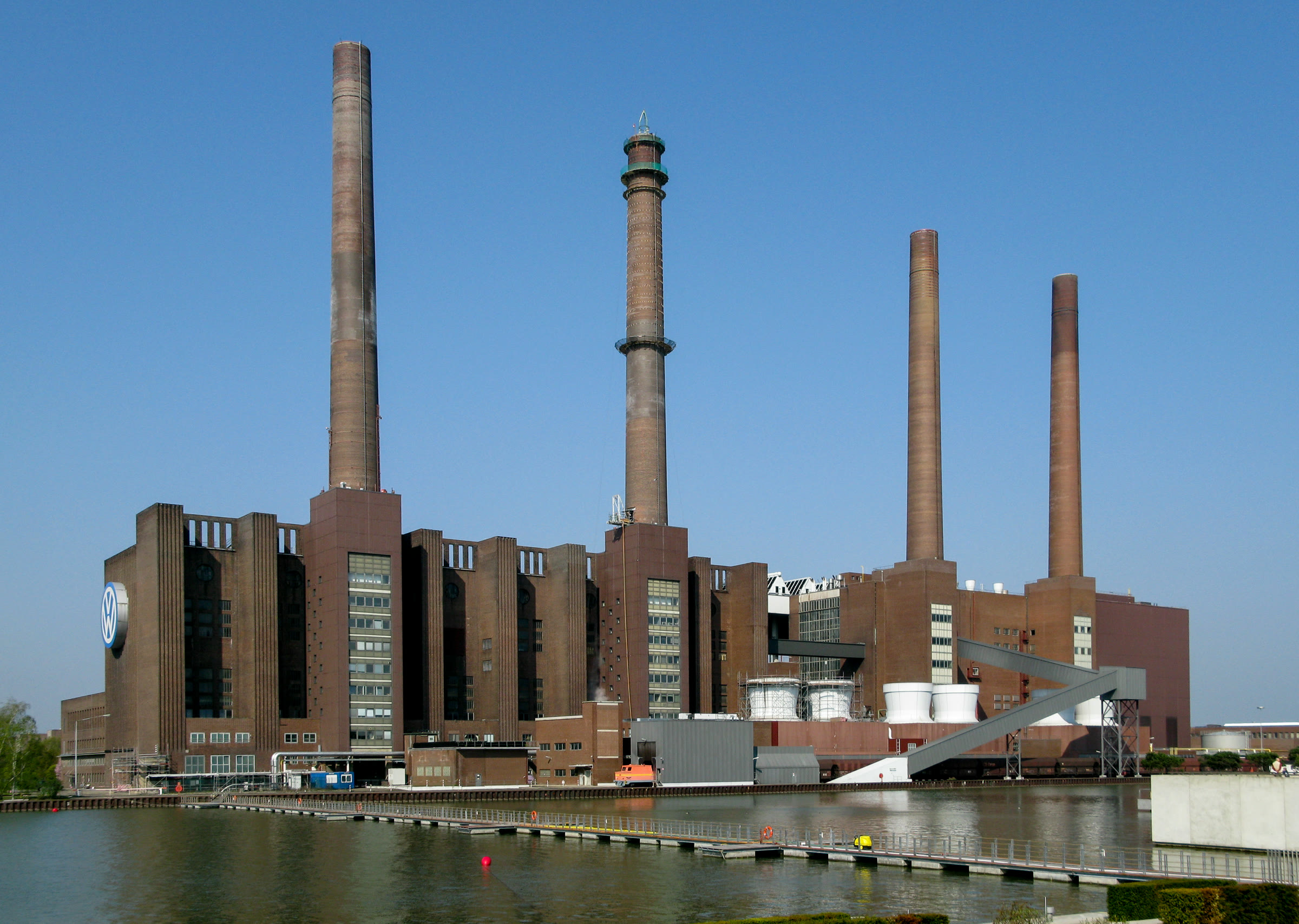 Volkswagen'in Wolfsburg'daki fabrikası (arşiv)