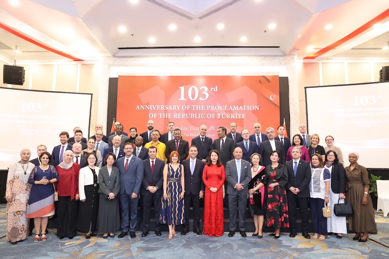 Hanoi'deki resepsiyonda Cumhuriyet'in 103. yılı panosu önünde toplu fotoğraf