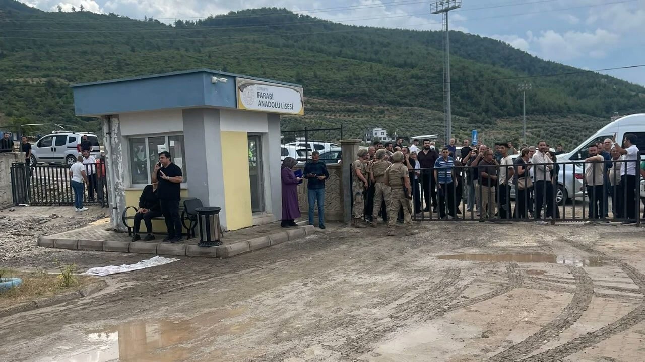 Okul girişinde toplanan vatandaşlar ve jandarma