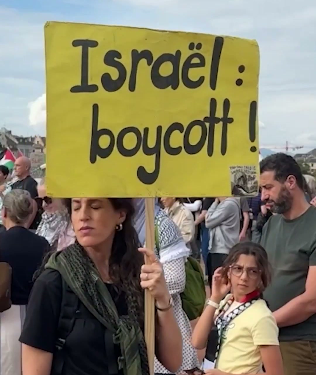 Bir göstericinin taşıdığı "Israël: boycott!" yazılı döviz (3 Ekim 2026)