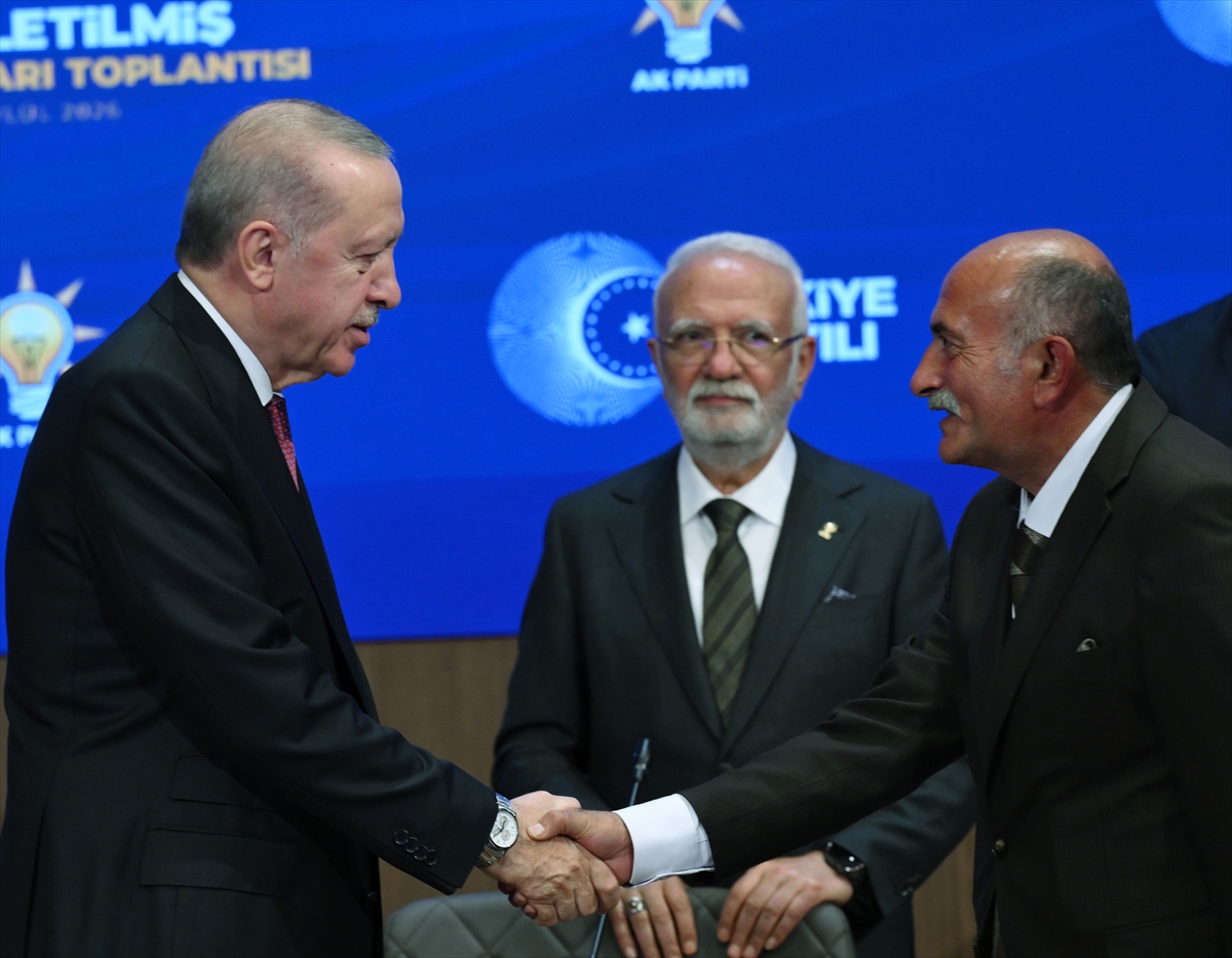 Erdoğan, partiye katılan belediye başkanlarını tebrik ediyor