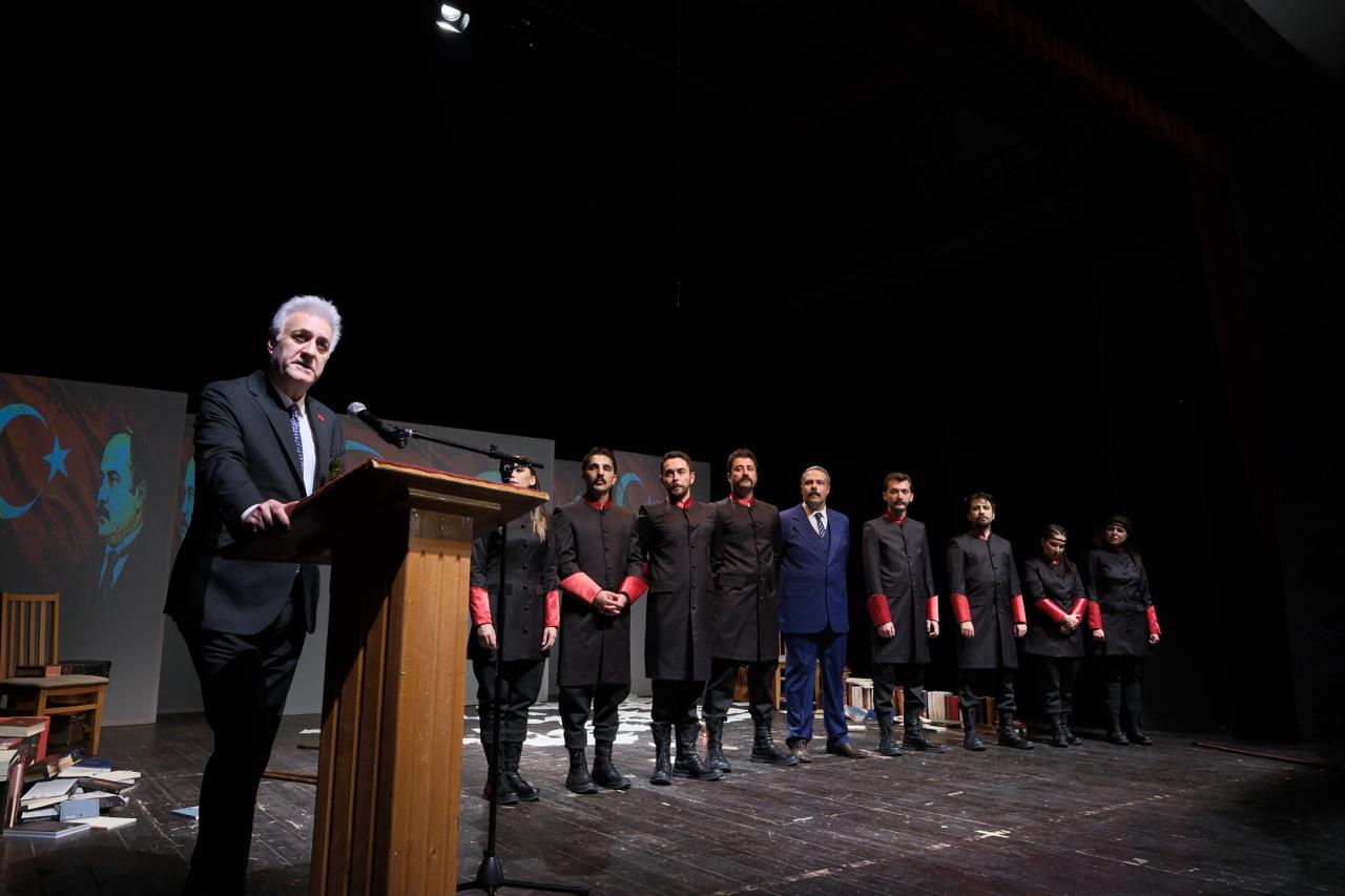 "Göğe Yazılmış Bir Alp" oyununun ekibi selamlamada