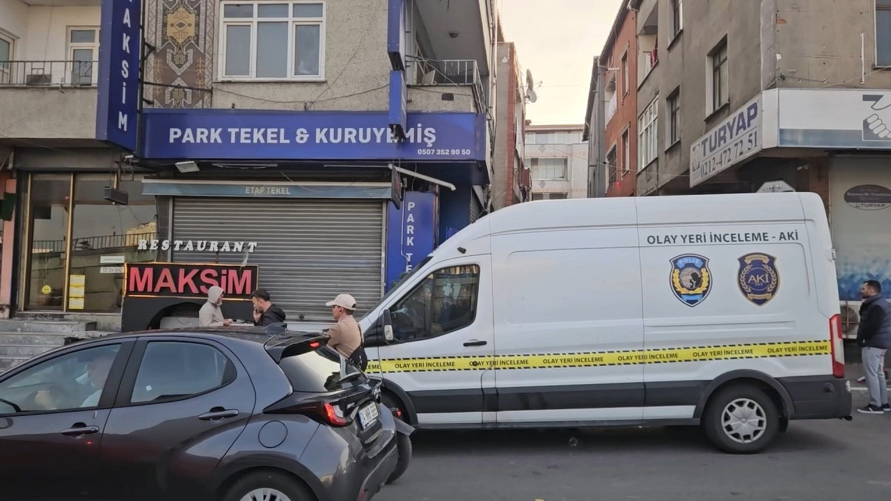 Küçükçekmece'de saldırının yaşandığı caddede olay yeri inceleme aracı