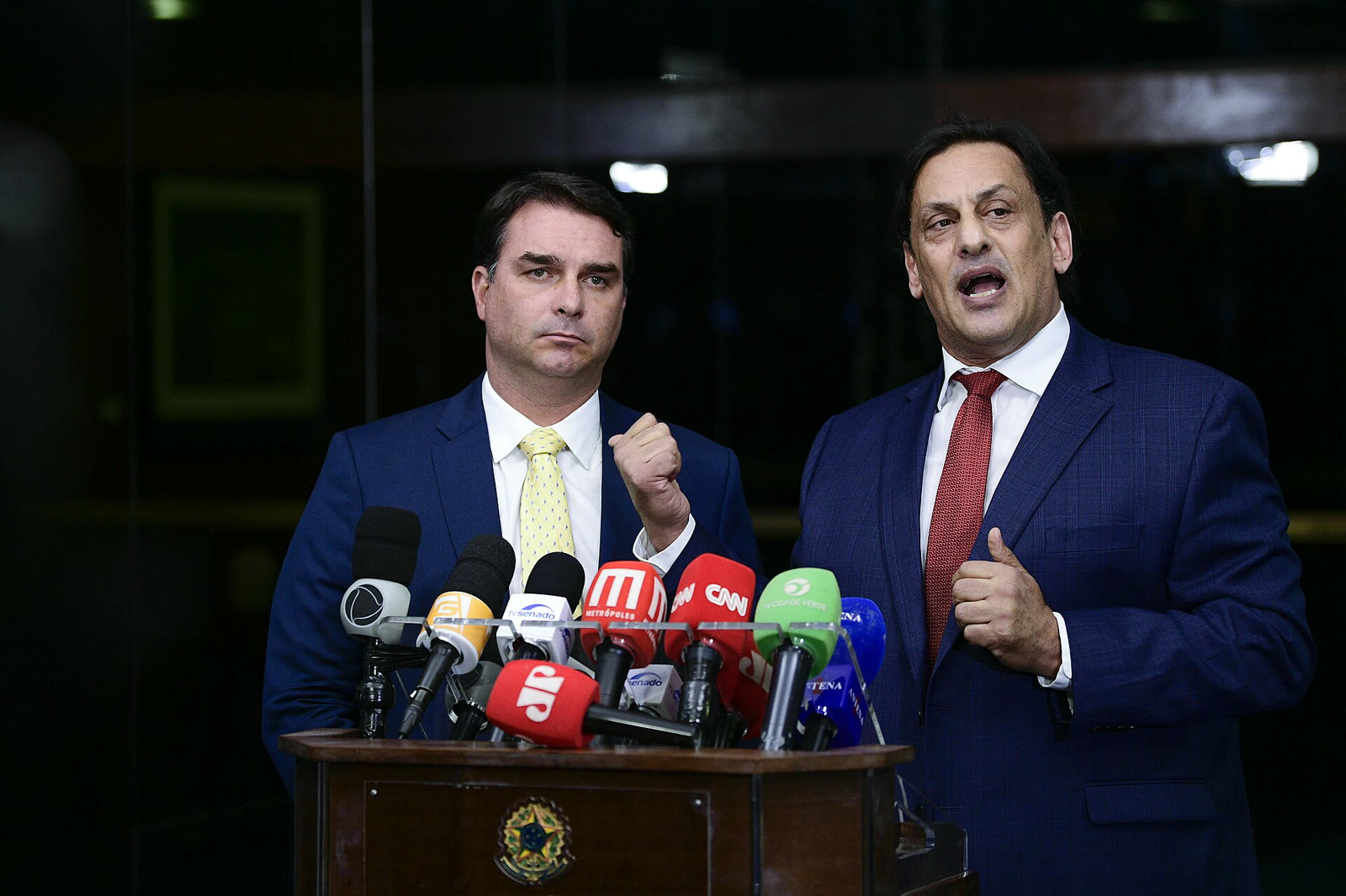 Sağ görüşlü aday Flavio Bolsonaro (solda), 2021'deki bir basın toplantısında