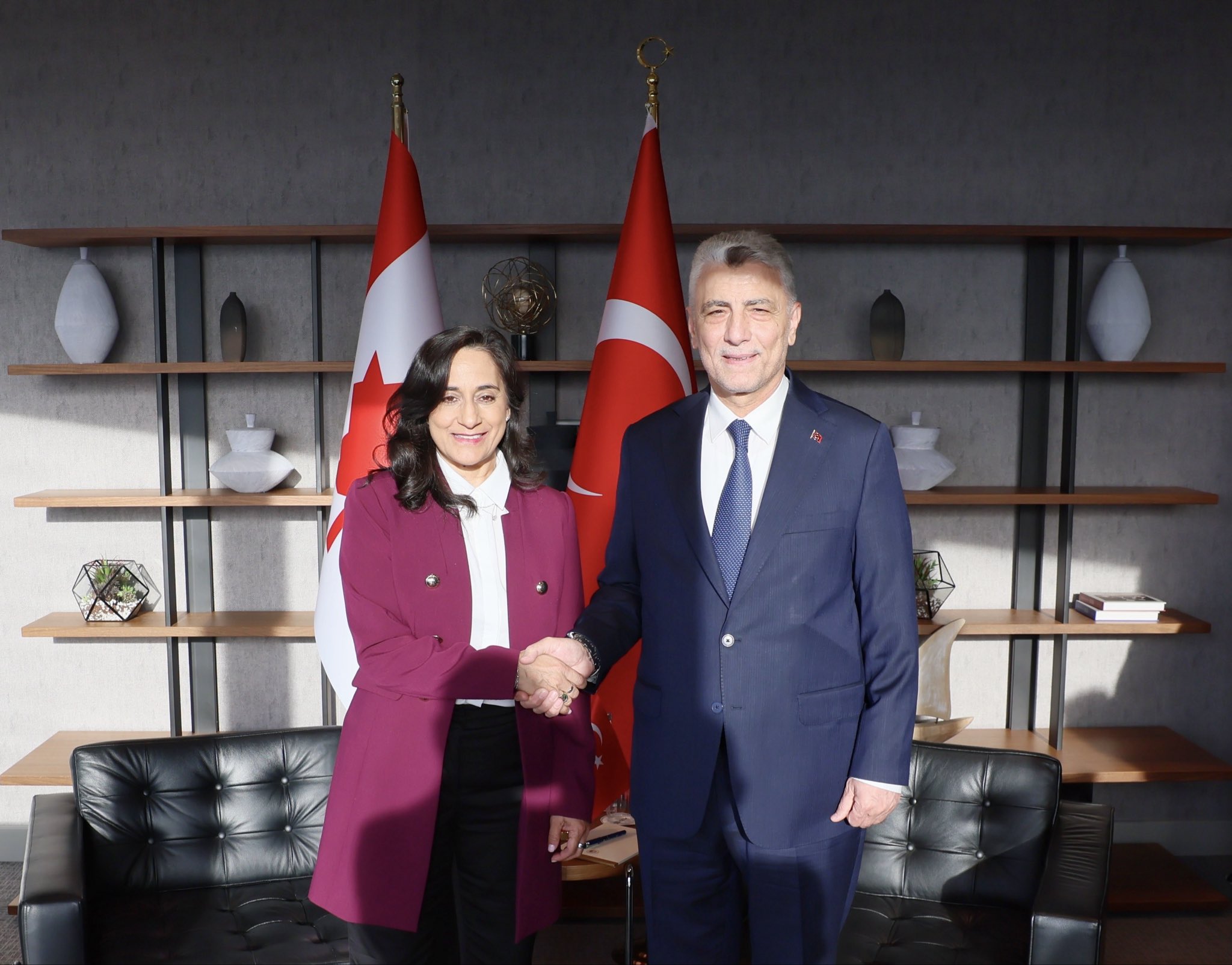 Bolat ve Anand tokalaşırken