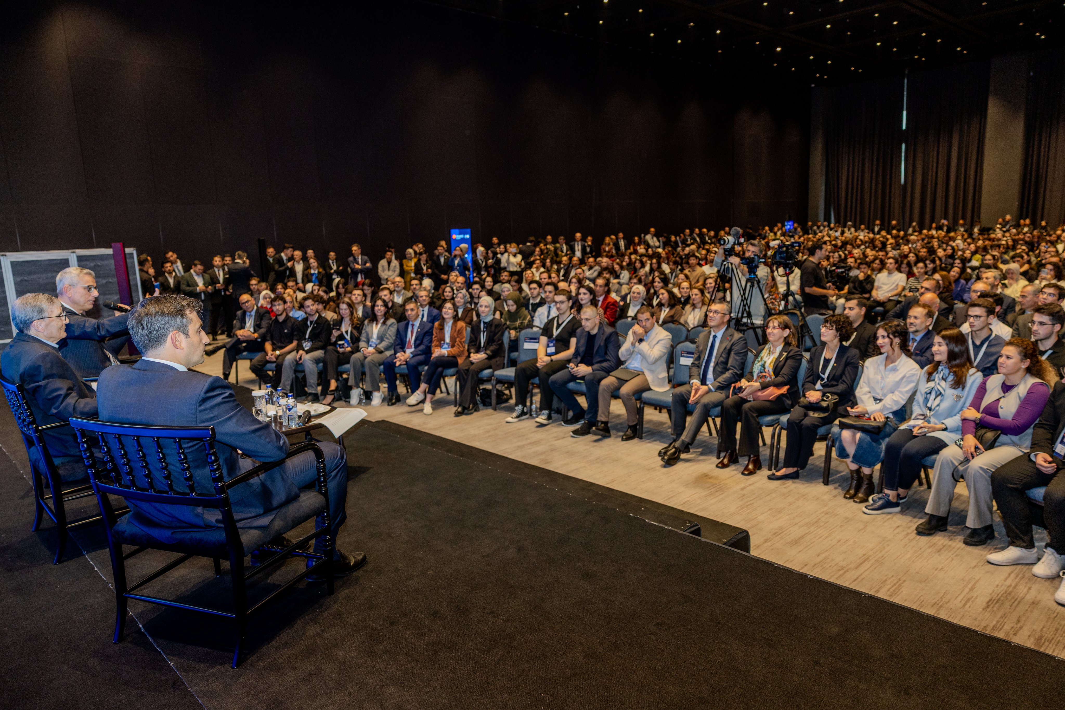 Sağlık Bakanı Memişoğlu, Prof. Dr. Aziz Sancar ve Selçuk Bayraktar, Gençlerle Buluşma programında