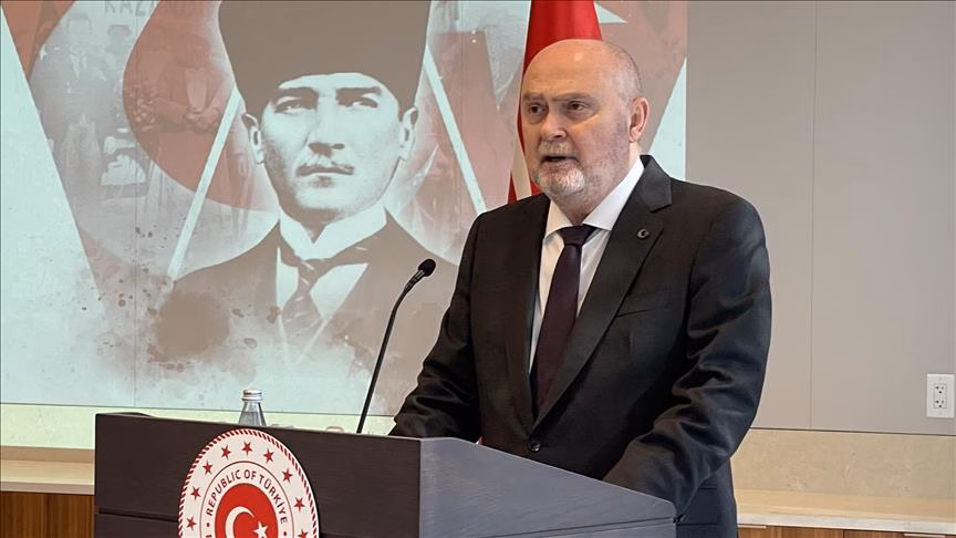 Feridun Sinirlioğlu kürsüde konuşuyor (AA arşiv)