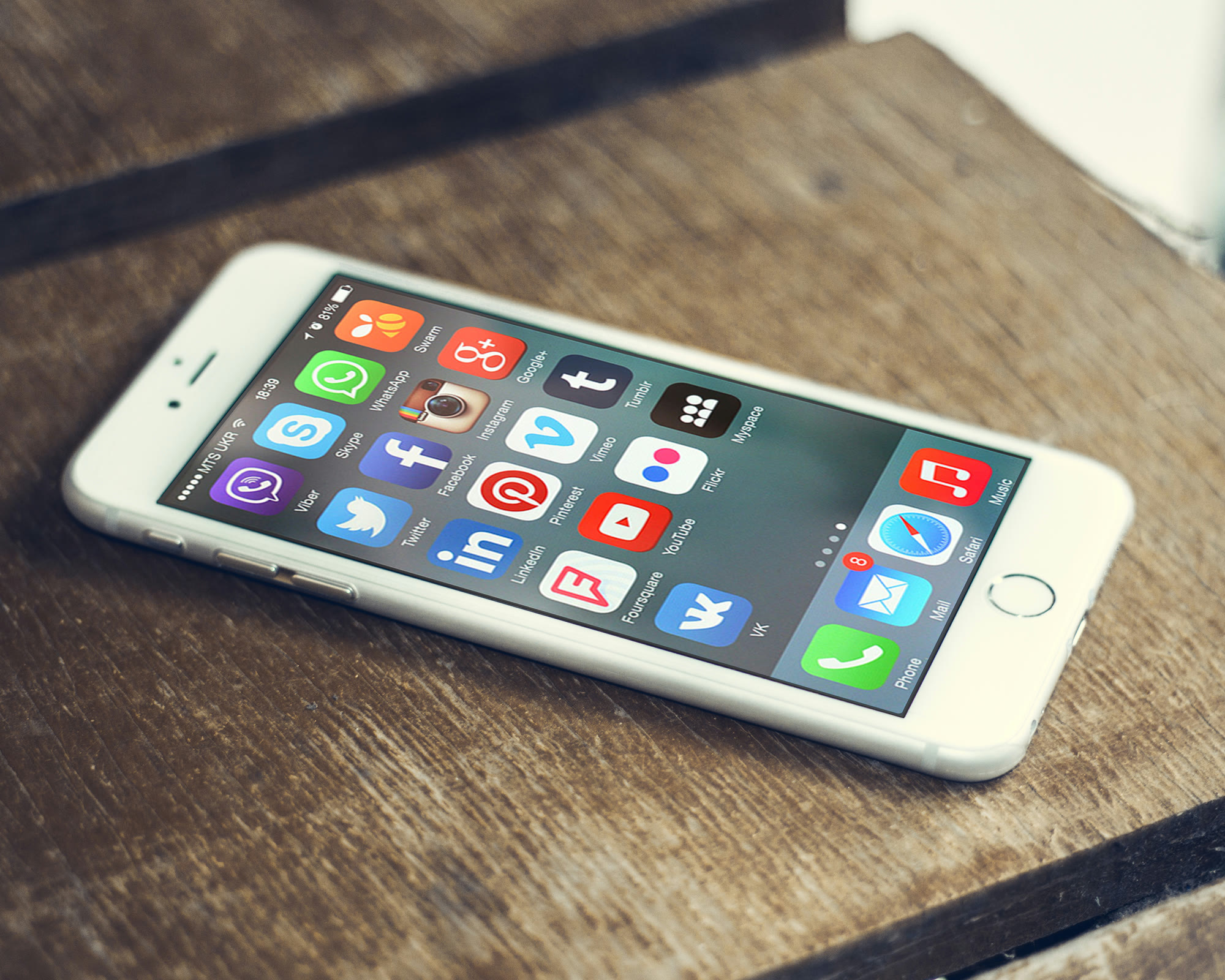 Akıllı telefon ekranında sosyal medya uygulama simgeleri