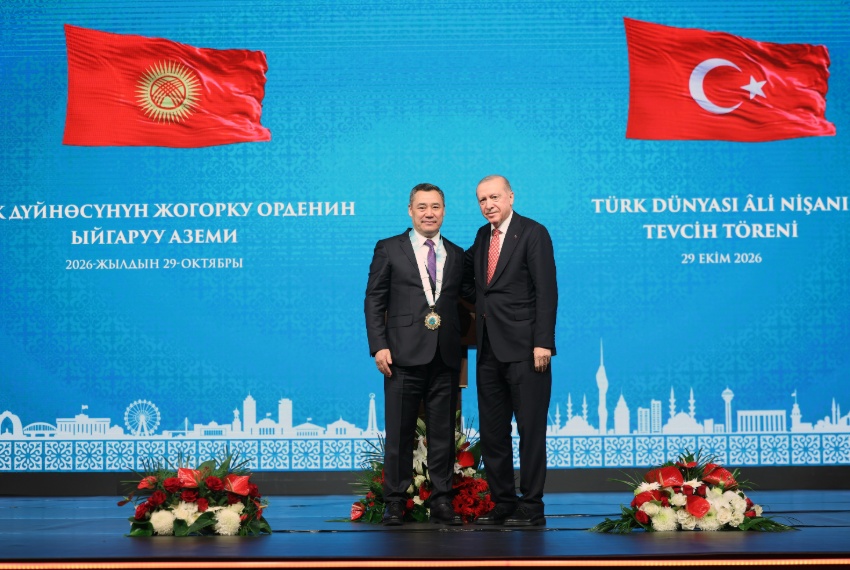 Erdoğan, Kırgızistan Cumhurbaşkanı Caparov'a Türk Dünyası Ali Nişanı'nı tevcih etti